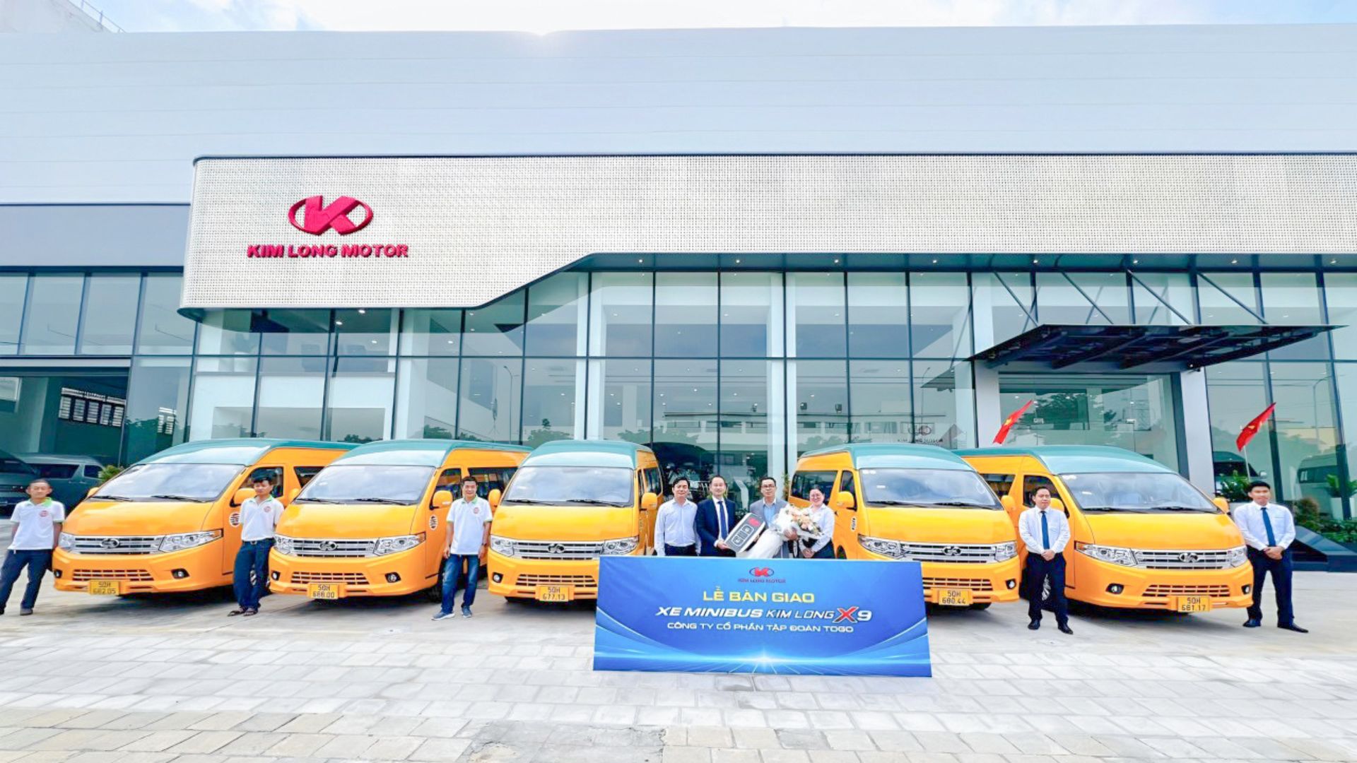KIM LONG MOTOR TP.HCM BÀN GIAO LÔ 05 XE MINIBUS KIMLONG X9 CHO TOGO GROUP