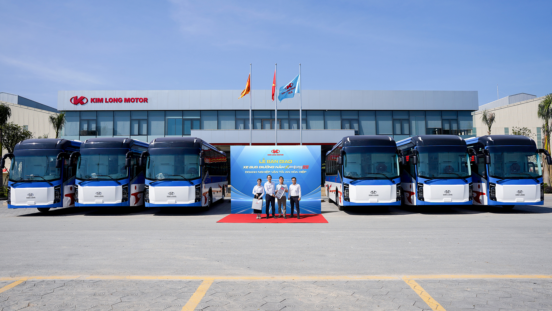 KIM LONG MOTOR BÀN GIAO LÔ 6 XE BUS GIƯỜNG NẰM KIMLONG 99 TỚI DOANH NGHIỆP VẬN TẢI AN HÒA HIỆP