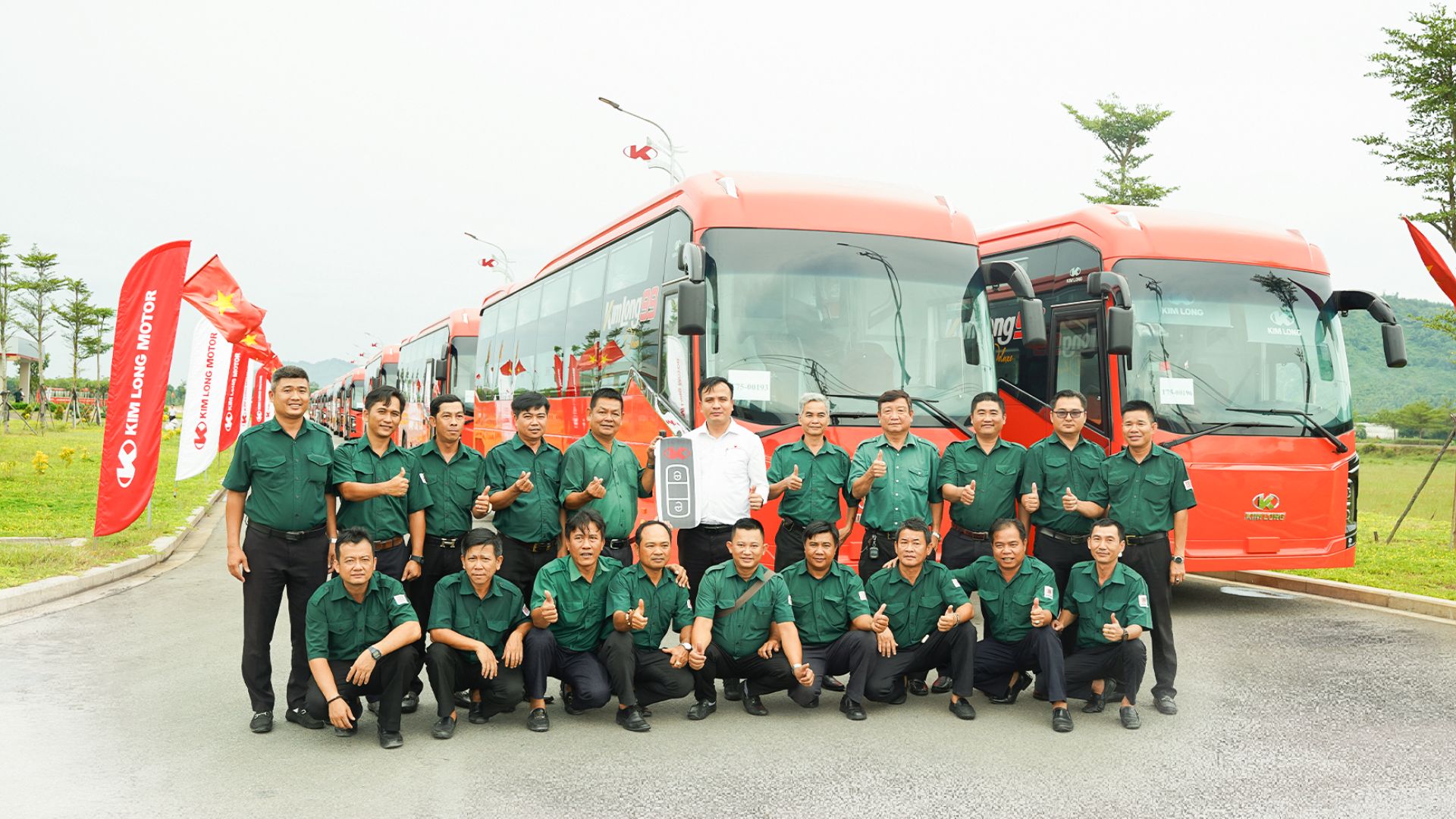 KIM LONG MOTOR BÀN GIAO THÀNH CÔNG LÔ 90 XE BUS KIMLONG 99 VÀ MINIBUS KIMLONG X9