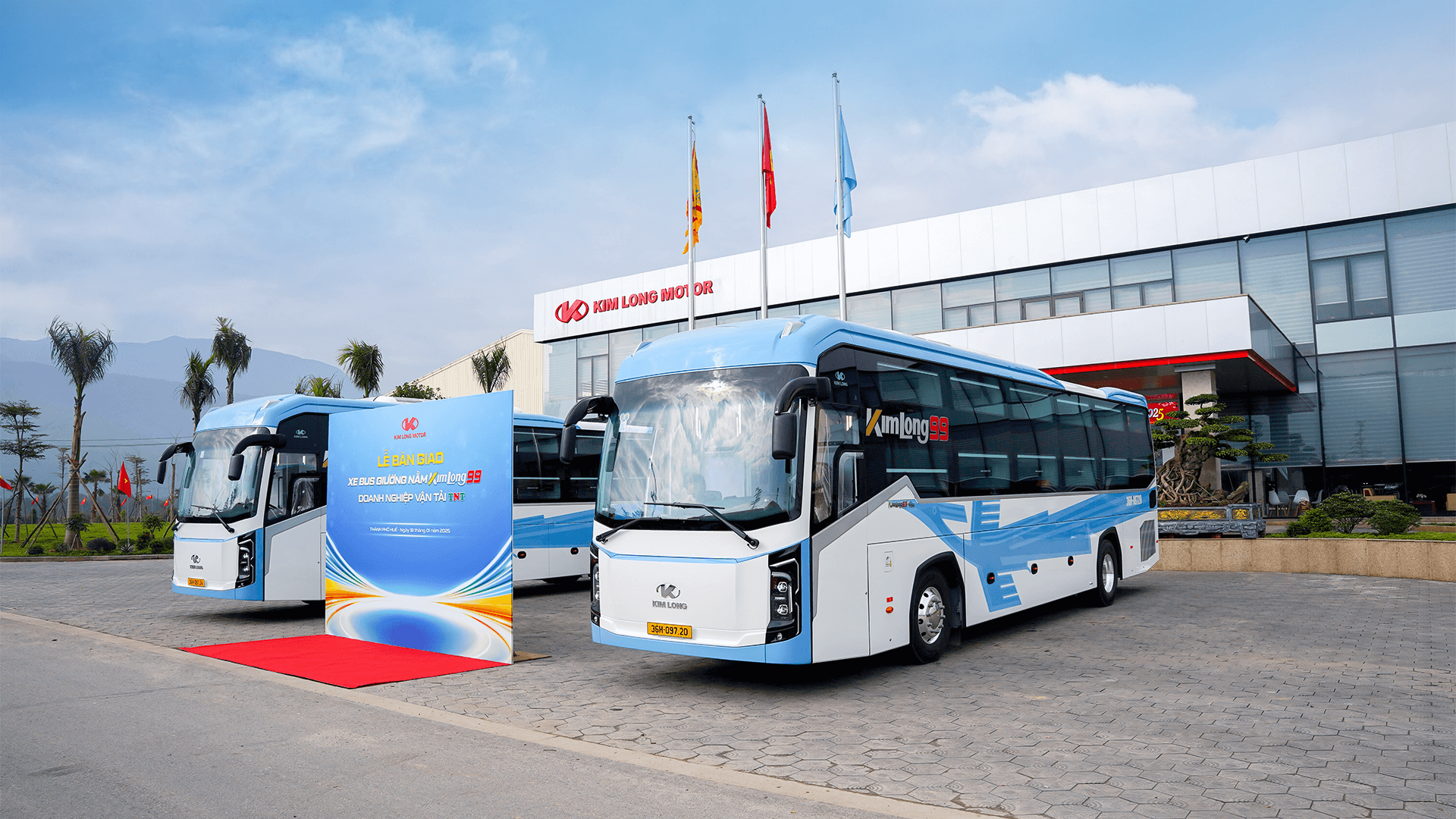 KIMLONG 99 sleeper buses in TNT’s signature blue and white branding