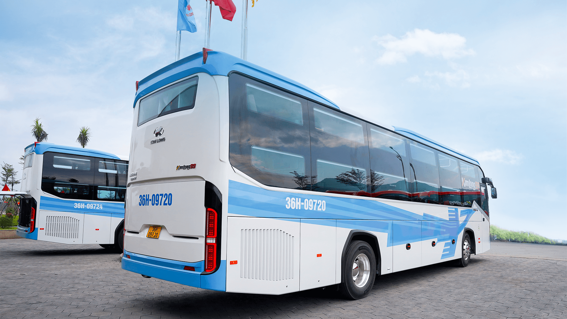 The KIMLONG 99 sleeper bus is equipped with a YUCHAI YCK11.410 engine, delivering powerful performance and outstanding fuel efficiency