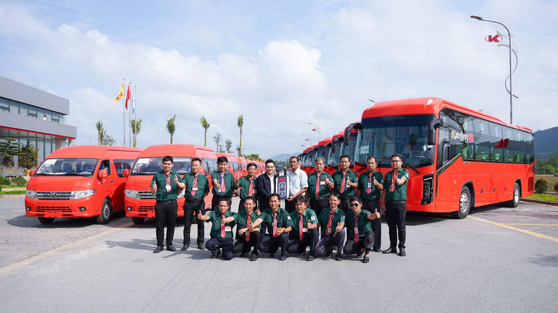 KIM LONG MOTOR HUẾ BÀN GIAO LÔ 57 XE BUS ĐẦU TIÊN TRONG NĂM ẤT TỴ 2025