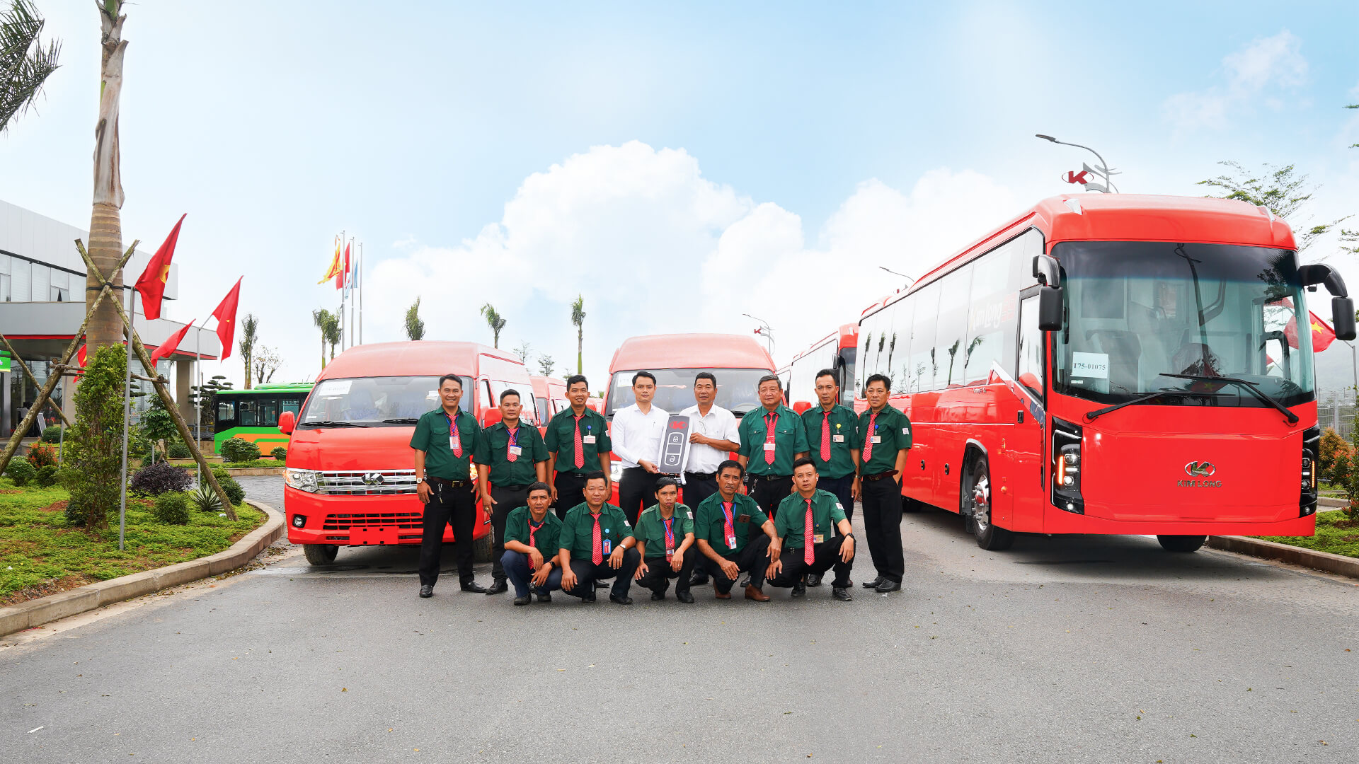 Trong hai ngày 18/02 và 21/02 vừa qua, KIM LONG MOTOR Huế đã bàn giao thành công lô 61 xe KIMLONG Bus đến quý đối tác. Trong đó bao gồm 34 xe minibus KIMLONG X9 và 27 xe bus giường nằm KIMLONG 99.