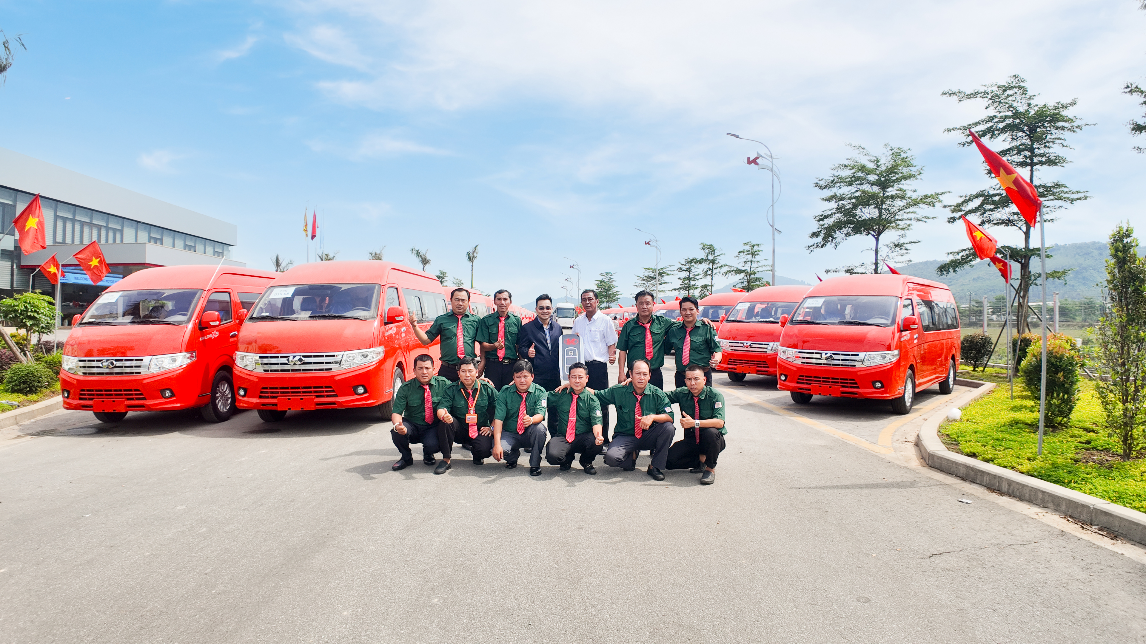 KIM LONG MOTOR BÀN GIAO LÔ 100 XE MINIBUS KIMLONG X9 16 CHỖ CHO ĐỐI TÁC