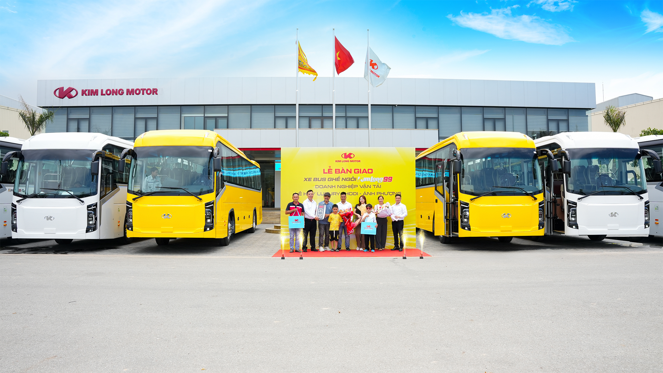 KIM LONG MOTOR BÀN GIAO LÔ XE BUS GHẾ NGỒI KIMLONG 99-N47 CHO KHÁCH HÀNG