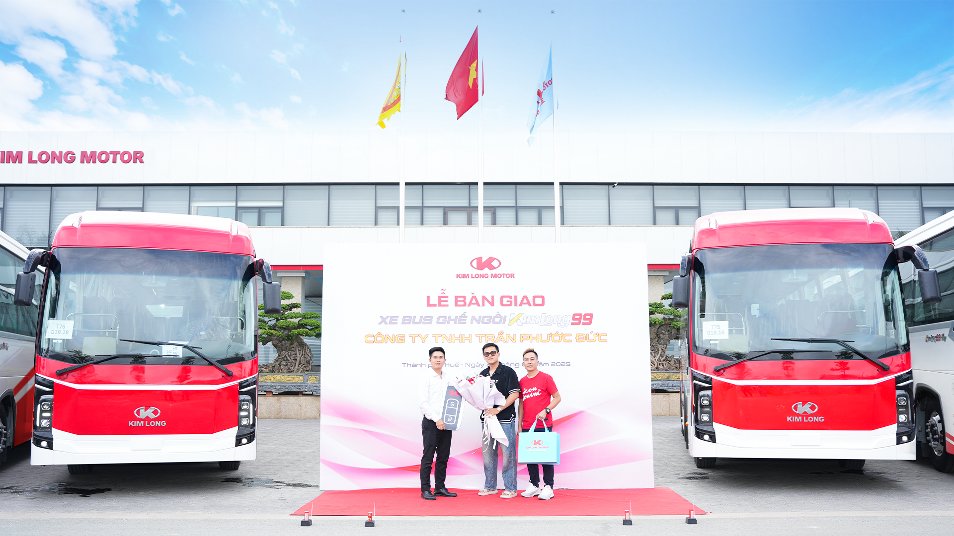KIM LONG MOTOR BÀN GIAO 08 XE BUS GHẾ NGỒI KIMLONG 99-N47 CHO CÔNG TY TNHH TRẦN PHƯỚC ĐỨC