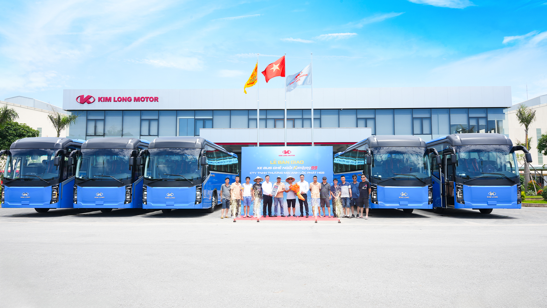 KIM LONG MOTOR 向安禄发 H68 贸易有限公司交付第三批客车