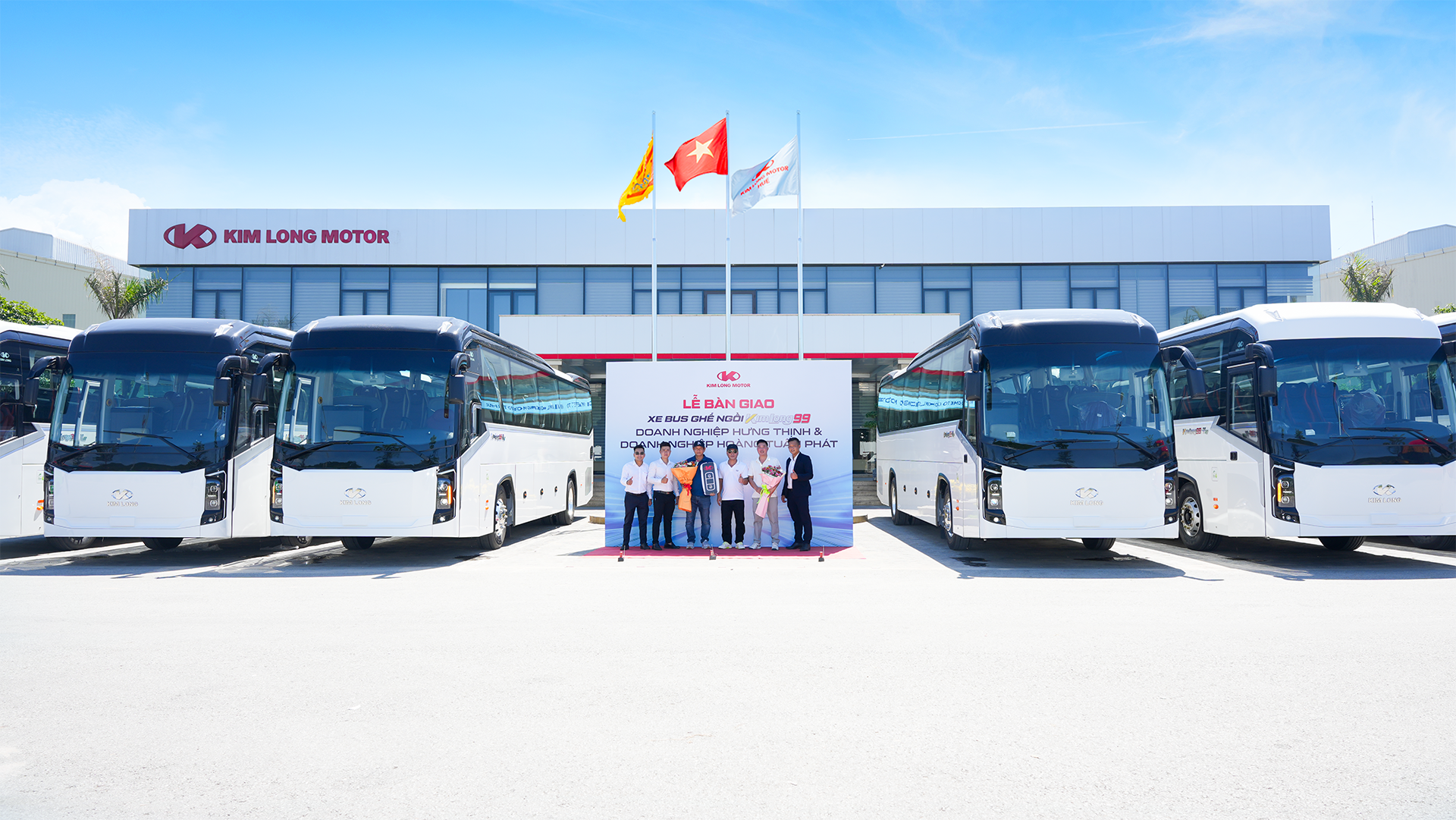 KIM LONG MOTOR BÀN GIAO LÔ XE ĐẦU TIÊN TRONG HỢP ĐỒNG 50 XE BUS GHẾ NGỒI KIMLONG 99-N47 CHO DOANH NGHIỆP HƯNG THỊNH & DOANH NGHIỆP HOÀNG TUẤN PHÁT