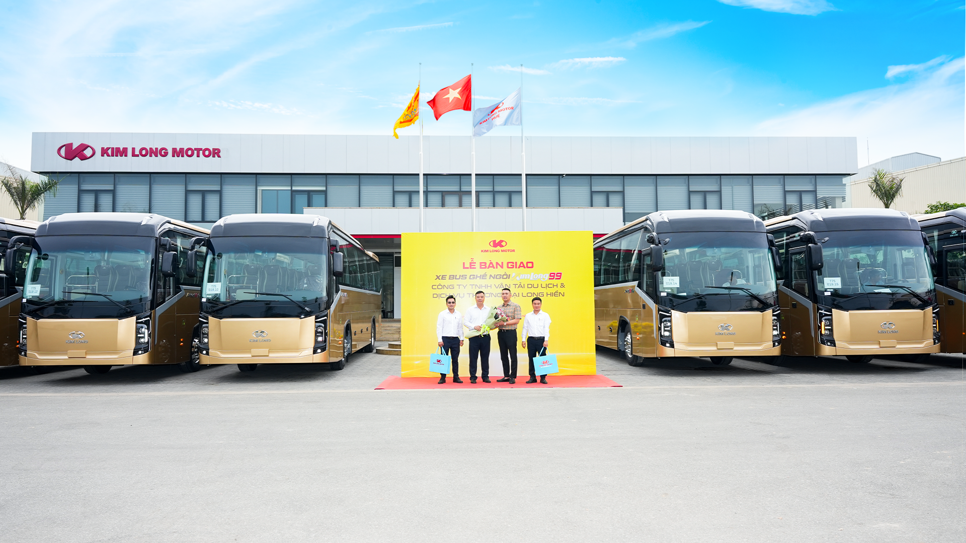 KIM LONG MOTOR BÀN GIAO TIẾP TỤC BÀN GIAO 16 XE BUS GHẾ NGỒI KIMLONG 99-N47 CHO CÔNG TY TNHH VẬN TẢI DU LỊCH & DỊCH VỤ THƯƠNG MẠI LONG HIỀN