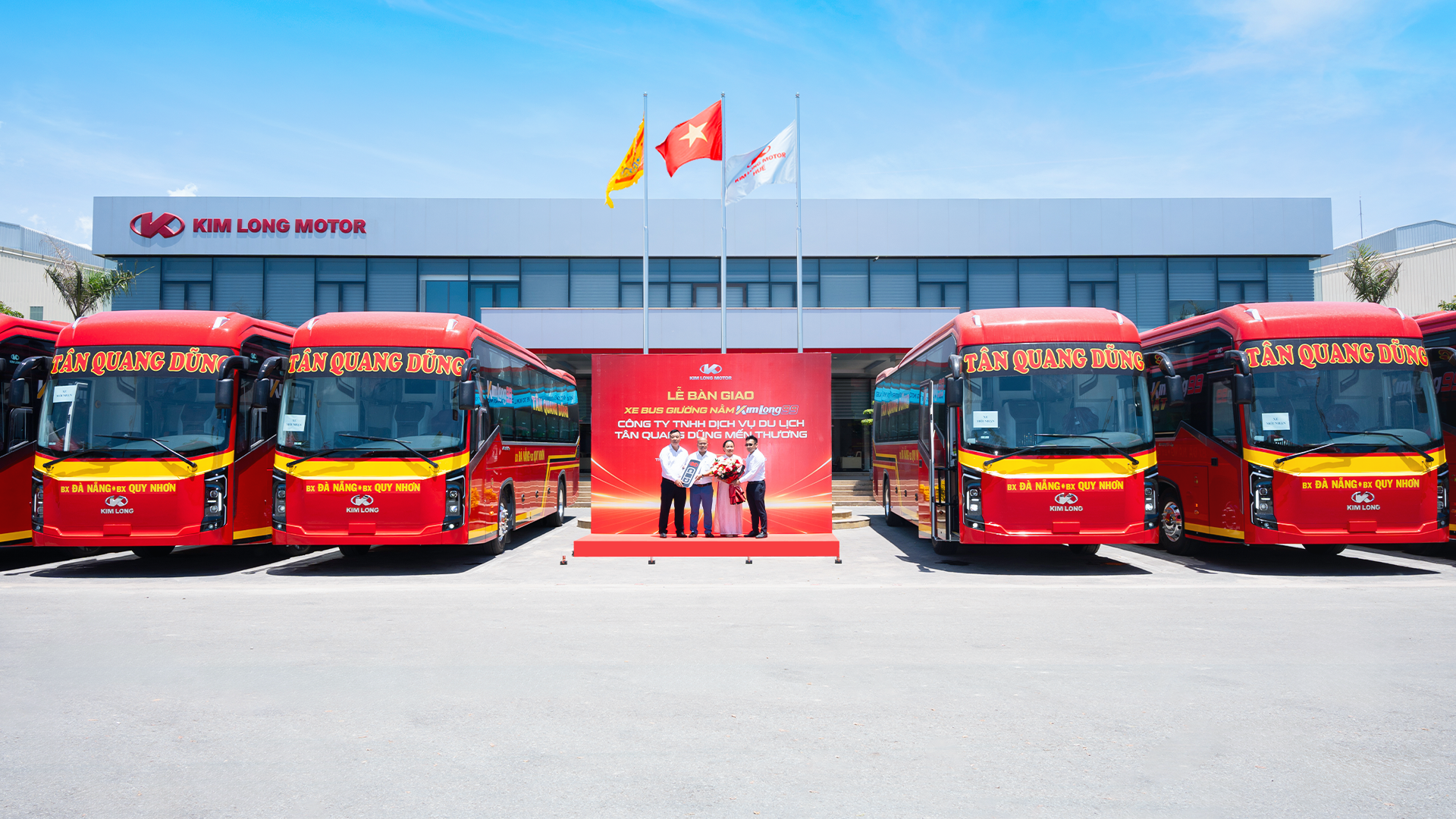 KIM LONG MOTOR 向 Tan Quang Dung Men Thuong 旅游服务有限公司交付第二批车辆