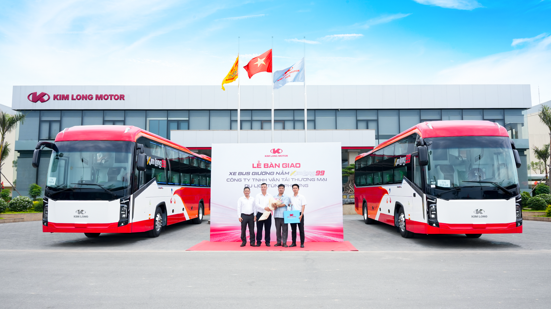KIM LONG MOTOR TIẾP TỤC BÀN GIAO XE BUS GIƯỜNG NẰM KIMLONG 99 TRONG LÔ 22 XE CHO NHÀ XE TRƯỜNG HẰNG