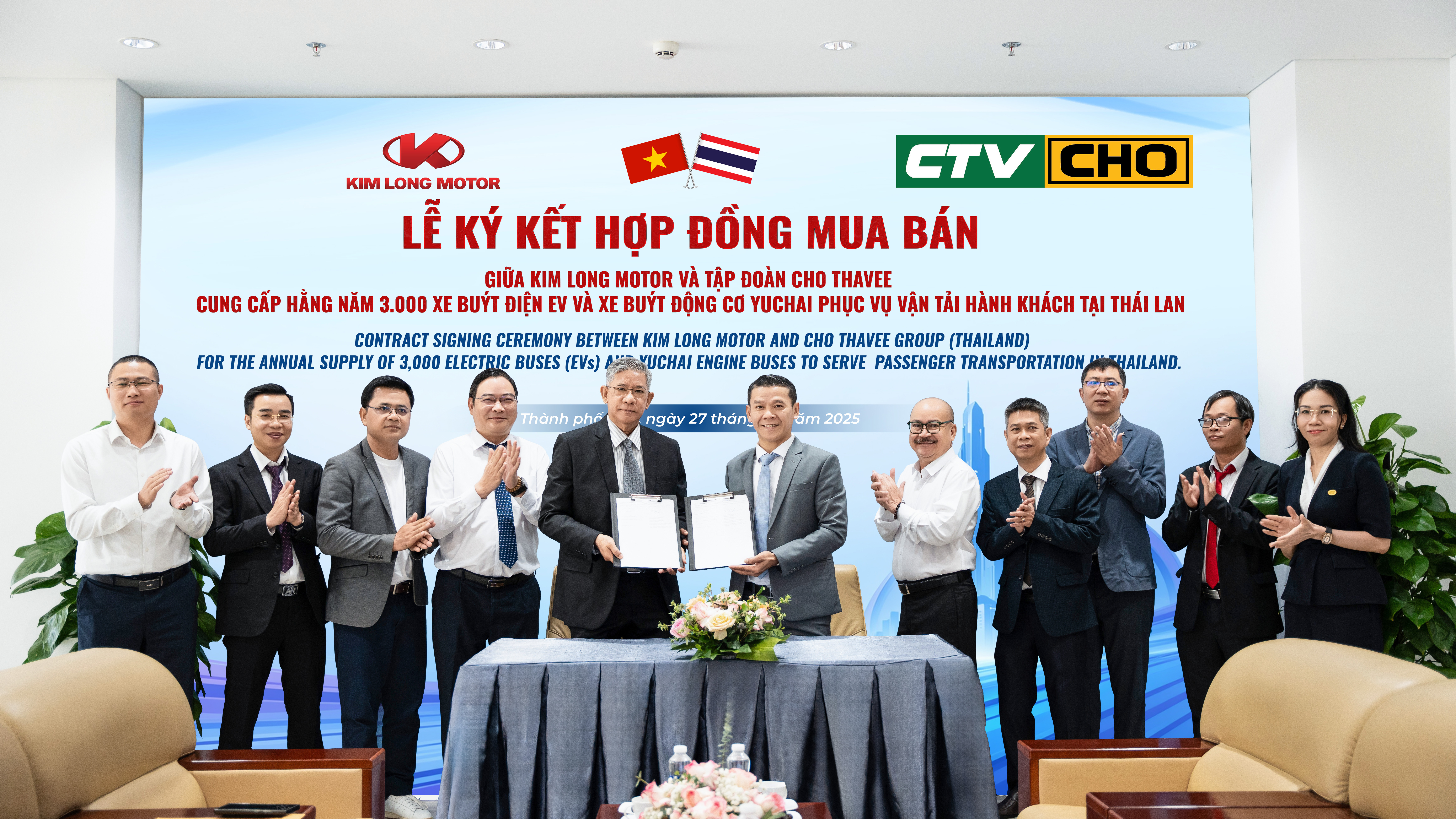 KIM LONG MOTOR CHÍNH THỨC KÝ KẾT HỢP ĐỒNG MUA BÁN VỚI TẬP ĐOÀN CHO THAVEE CUNG CẤP HẰNG NĂM 3.000 XE BUÝT ĐIỆN EV VÀ XE BUÝT ĐỘNG CƠ YUCHAI PHỤC VỤ VẬN TẢI HÀNH KHÁCH TẠI THÁI LAN