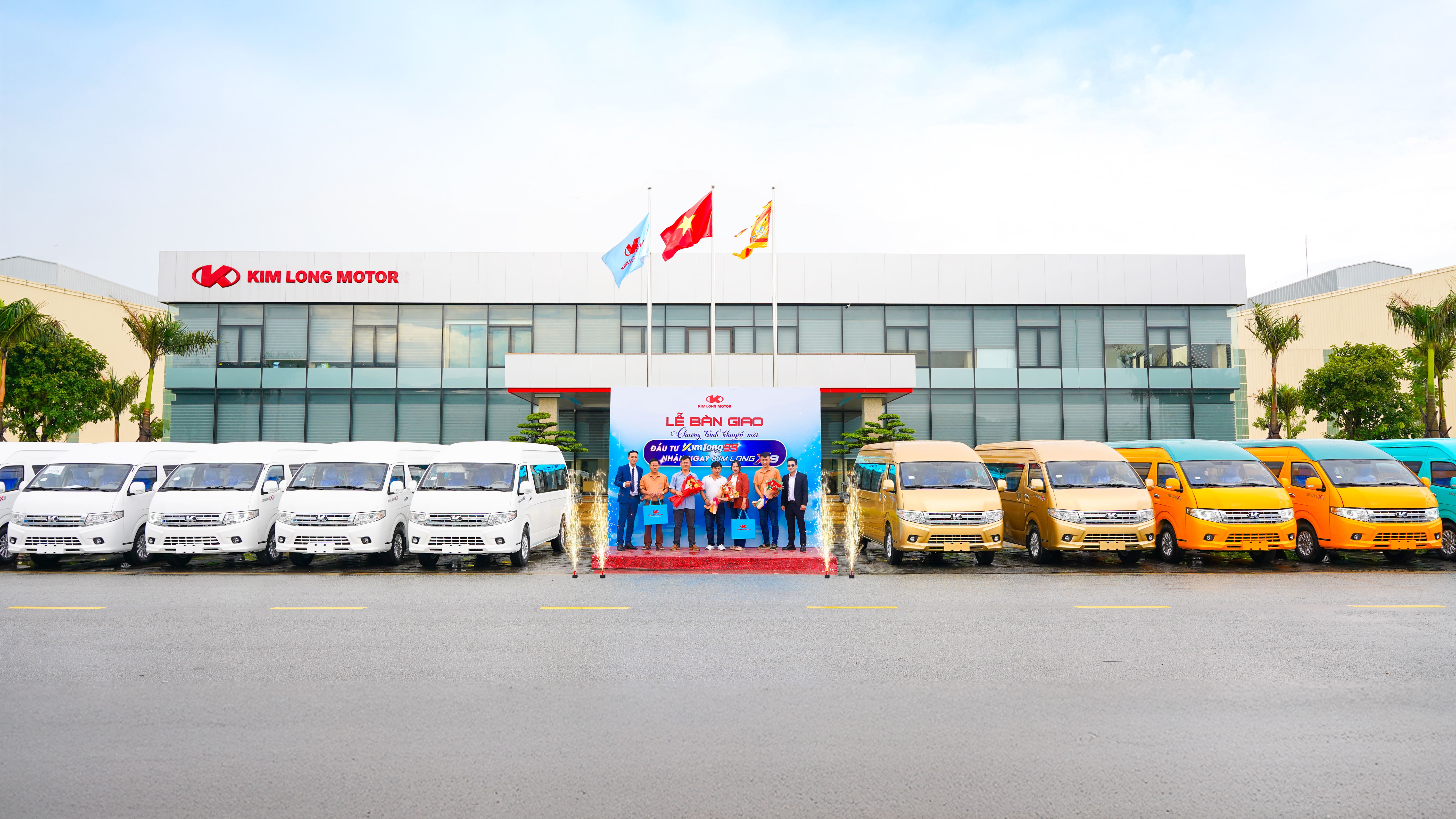 KIM LONG MOTOR BÀN GIAO LÔ XE KIMLONG X9 ĐẾN KHÁCH HÀNG THAM GIA CHƯƠNG TRÌNH “ĐẦU TƯ KIMLONG 99 - NHẬN NGAY KIMLONG X9”