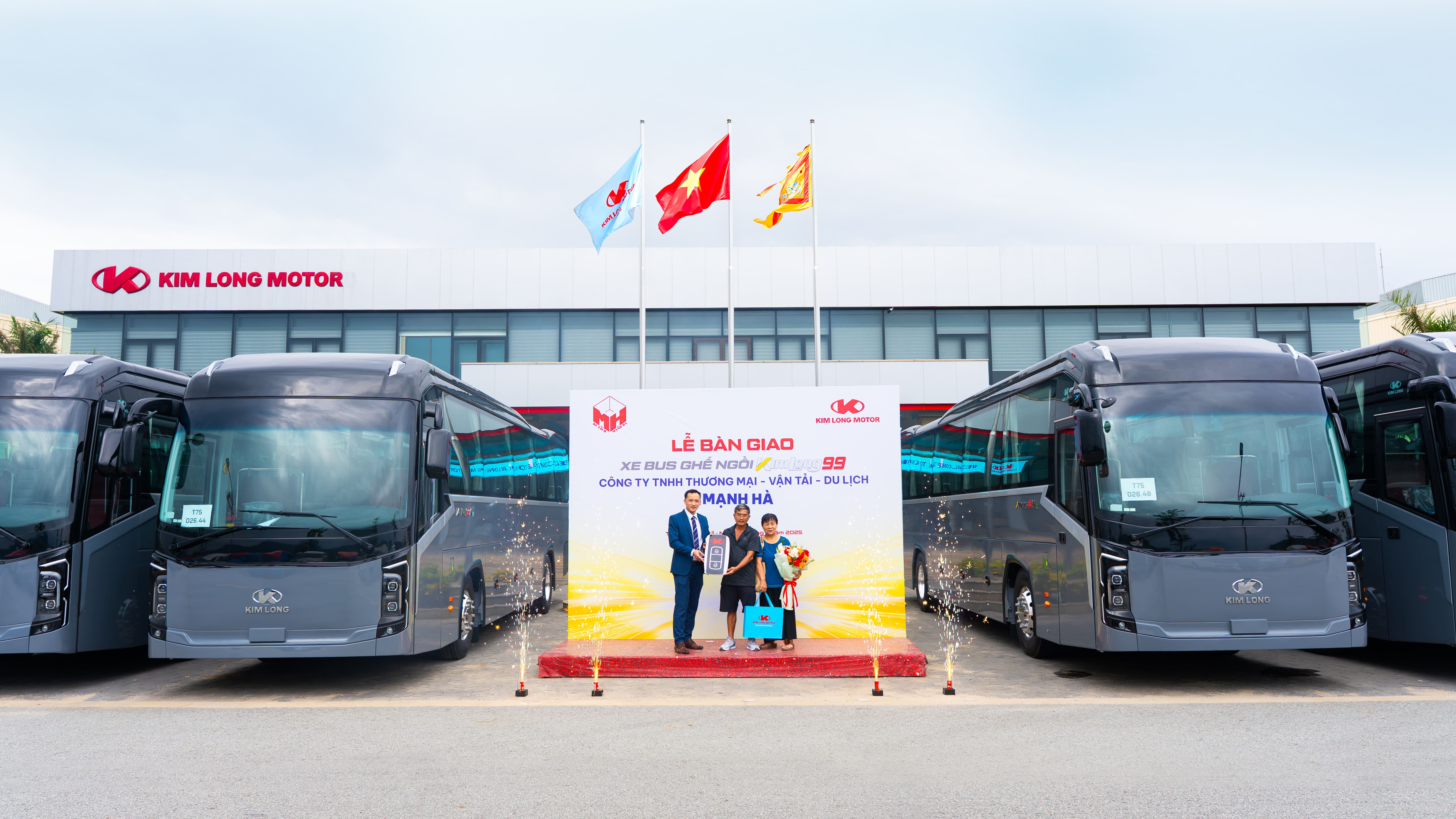 KIM LONG MOTOR BÀN GIAO LÔ 06 XE BUS GHẾ NGỒI KIMLONG 99-N47 CHO CÔNG TY TNHH THƯƠNG MẠI - VẬN TẢI - DU LỊCH MẠNH HÀ