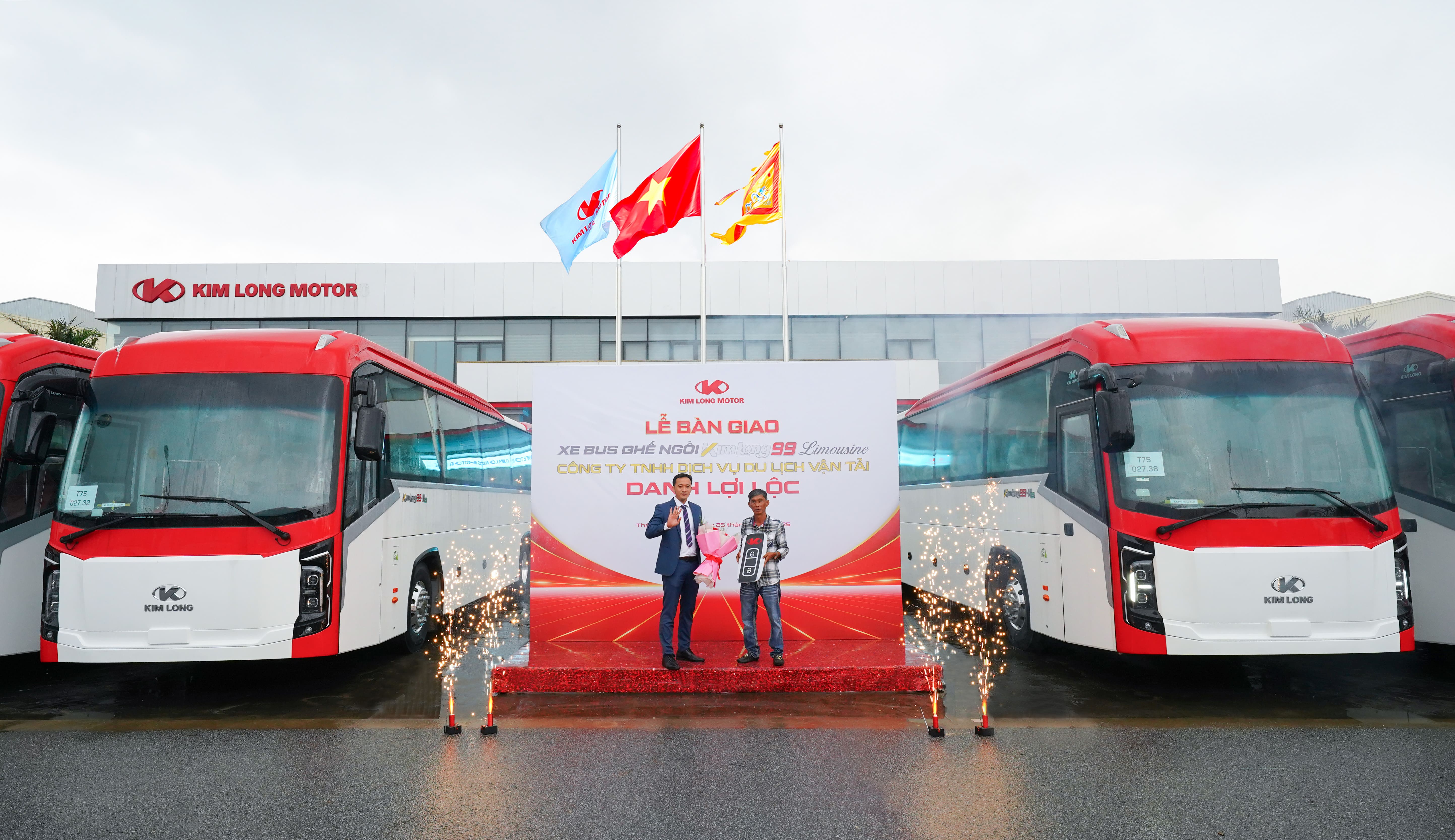 Sáng ngày 25/11/2025, tại Khu công nghiệp sản xuất, lắp ráp ô tô KIM LONG MOTOR đã diễn ra Lễ bàn giao 30 xe bus KIMLONG 99-N29 cho Công ty TNHH Dịch vụ Du lịch Vận tải Danh Lợi Lộc.