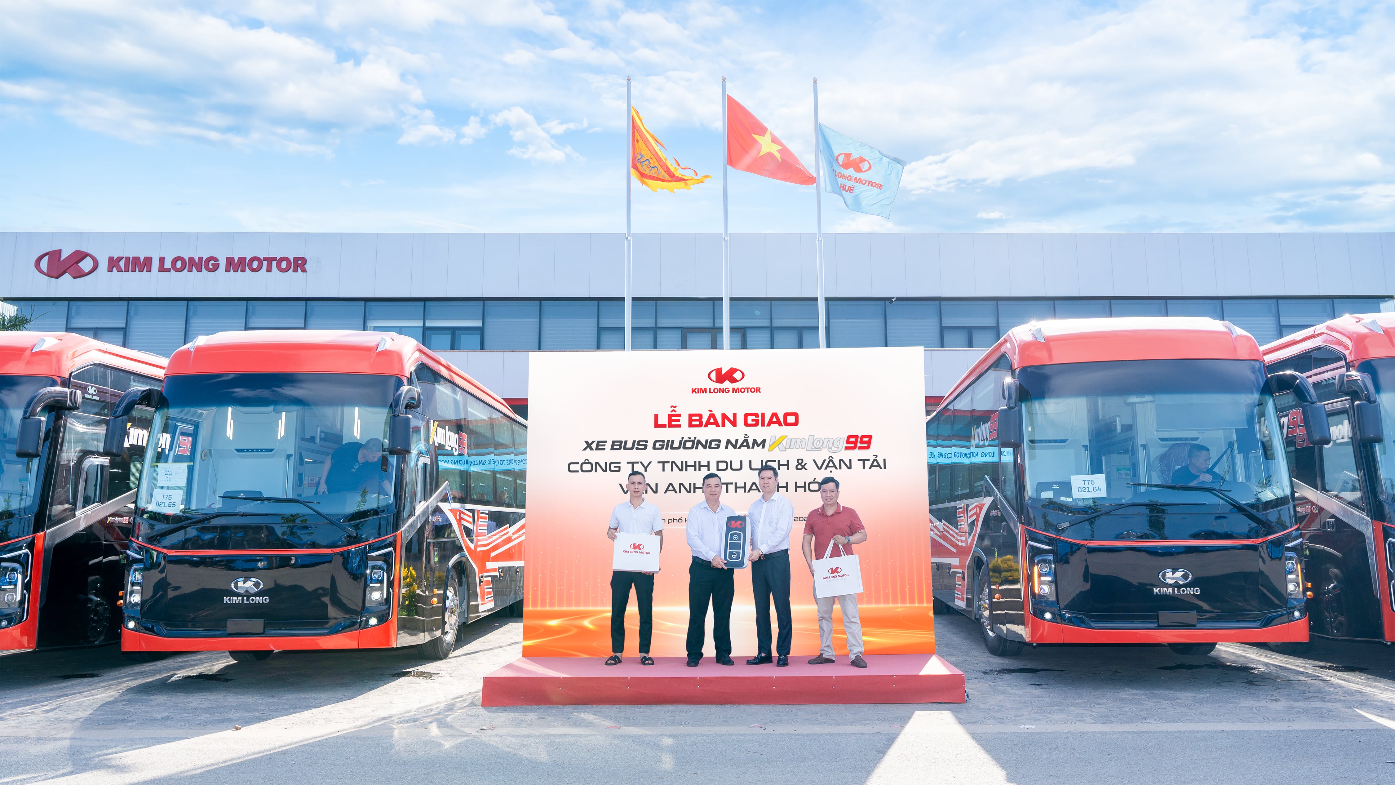 KIM LONG MOTOR BÀN GIAO LÔ 20 XE BUS GIƯỜNG NẰM KIMLONG 99-G24 CHO DOANH NGHIỆP VẬN TẢI VÂN ANH
