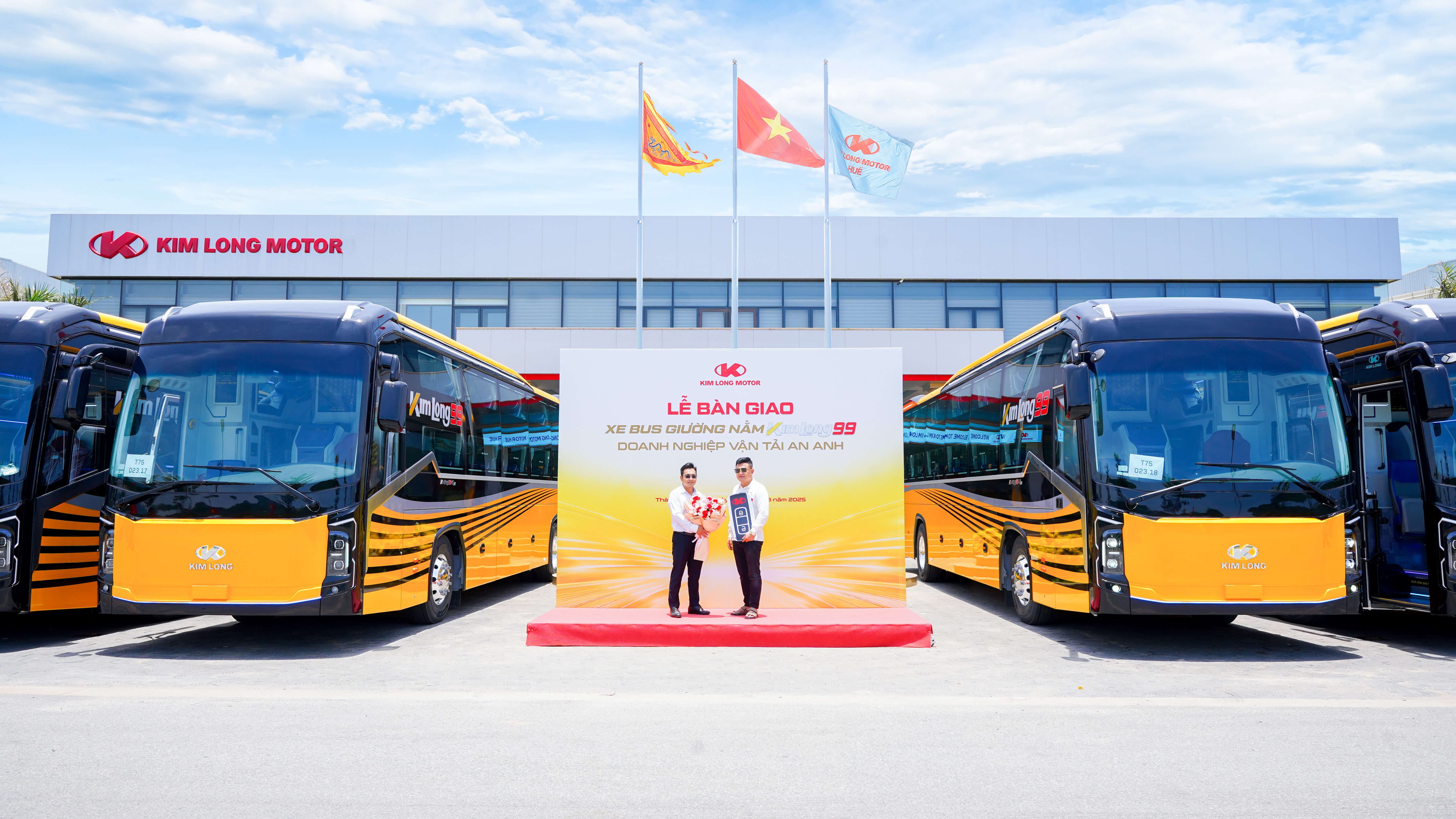 KIM LONG MOTOR DELIVERS A BATCH OF 10 KIMLONG 99-G34 BUSES TO AN ANH TRANSPORT ENTERPRISE