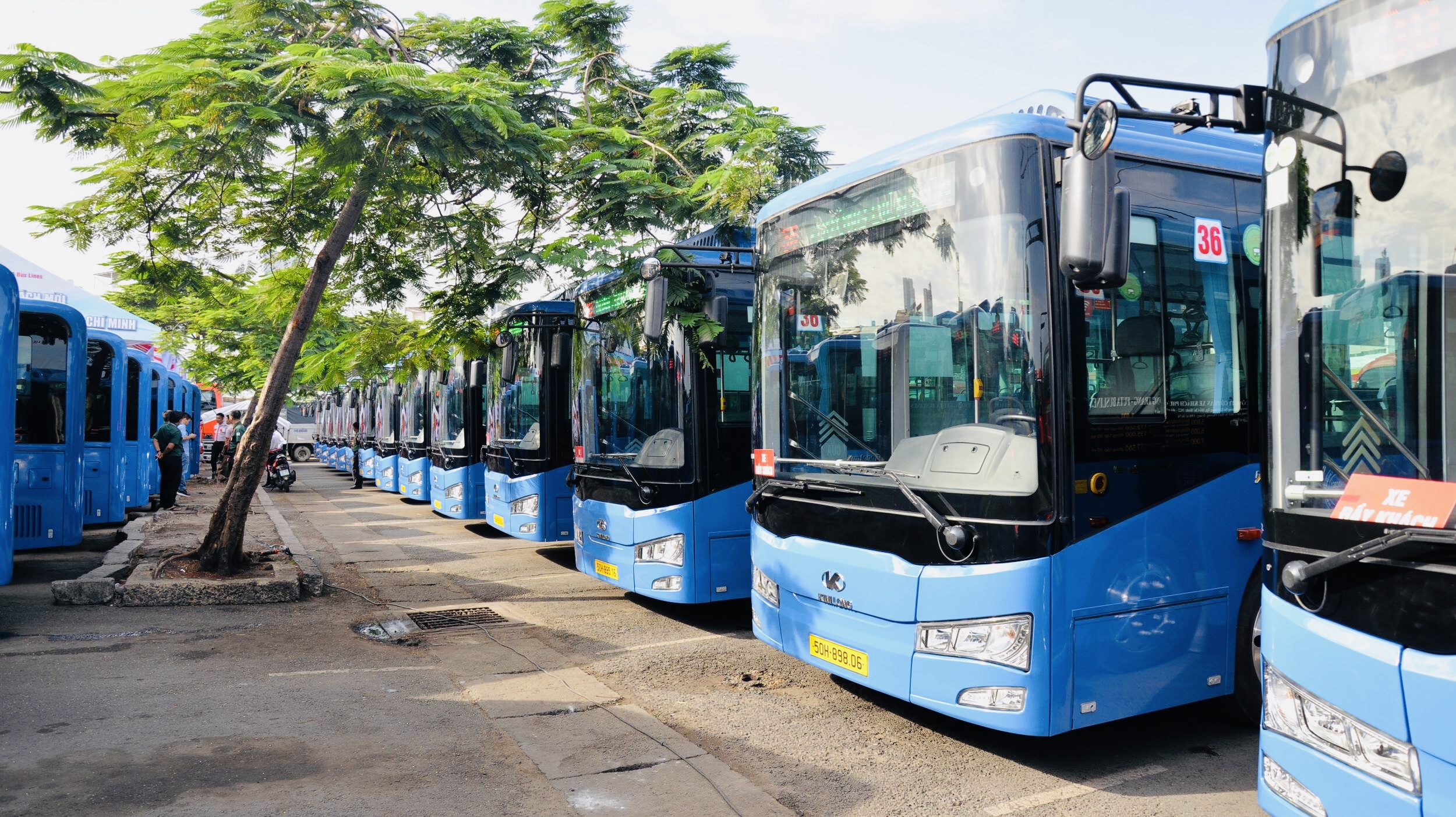 NHỮNG CHIẾC XE BUÝT KIM LONG TỰ HÀO LĂN BÁNH TRÊN 35 TUYẾN BUÝT NỘI ĐÔ TP.HCM