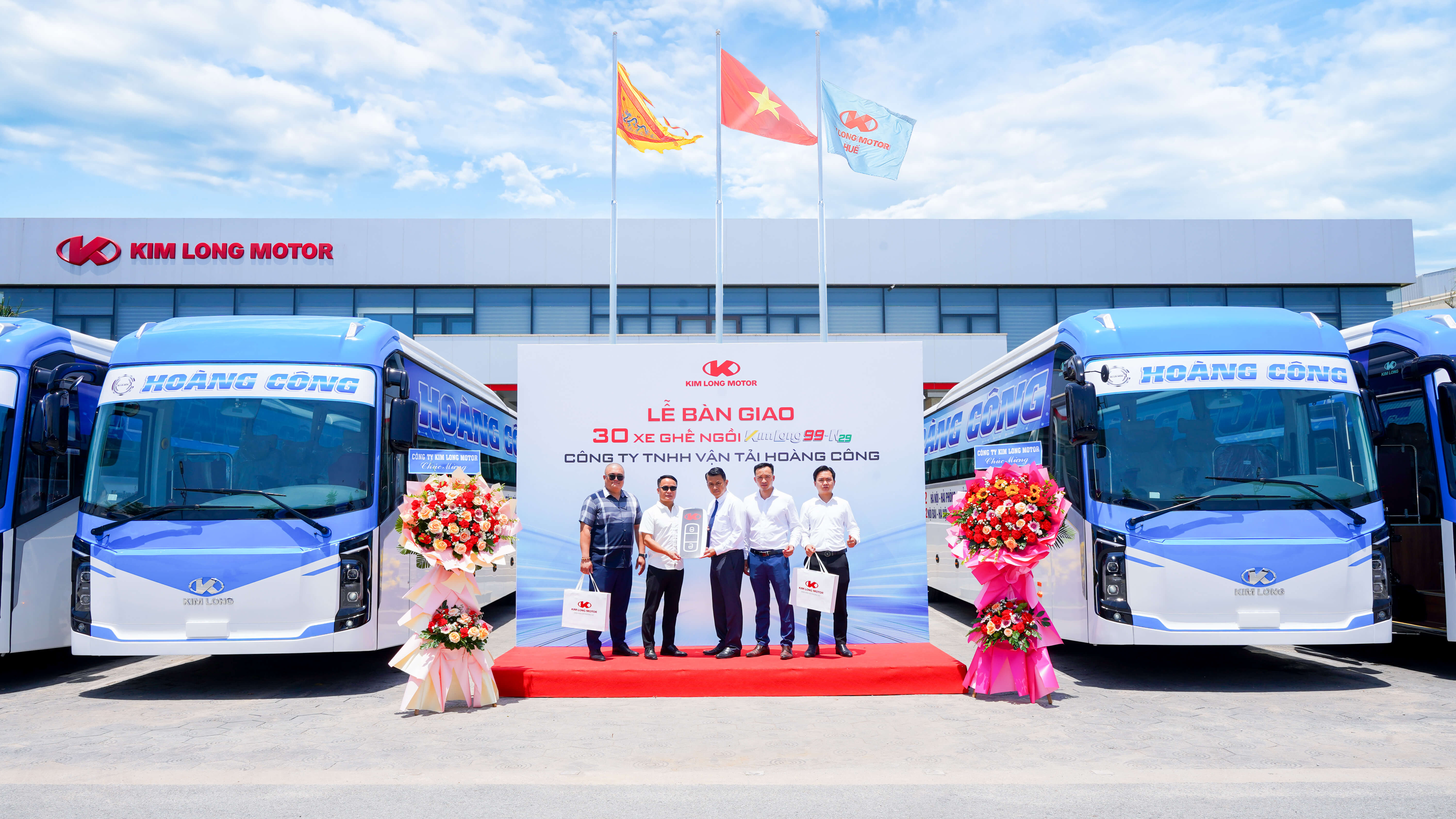KIM LONG MOTOR与皇公运输有限公司正式签署合同——提供300辆KIMLONG 99-N29座式客车并交付第二批车辆