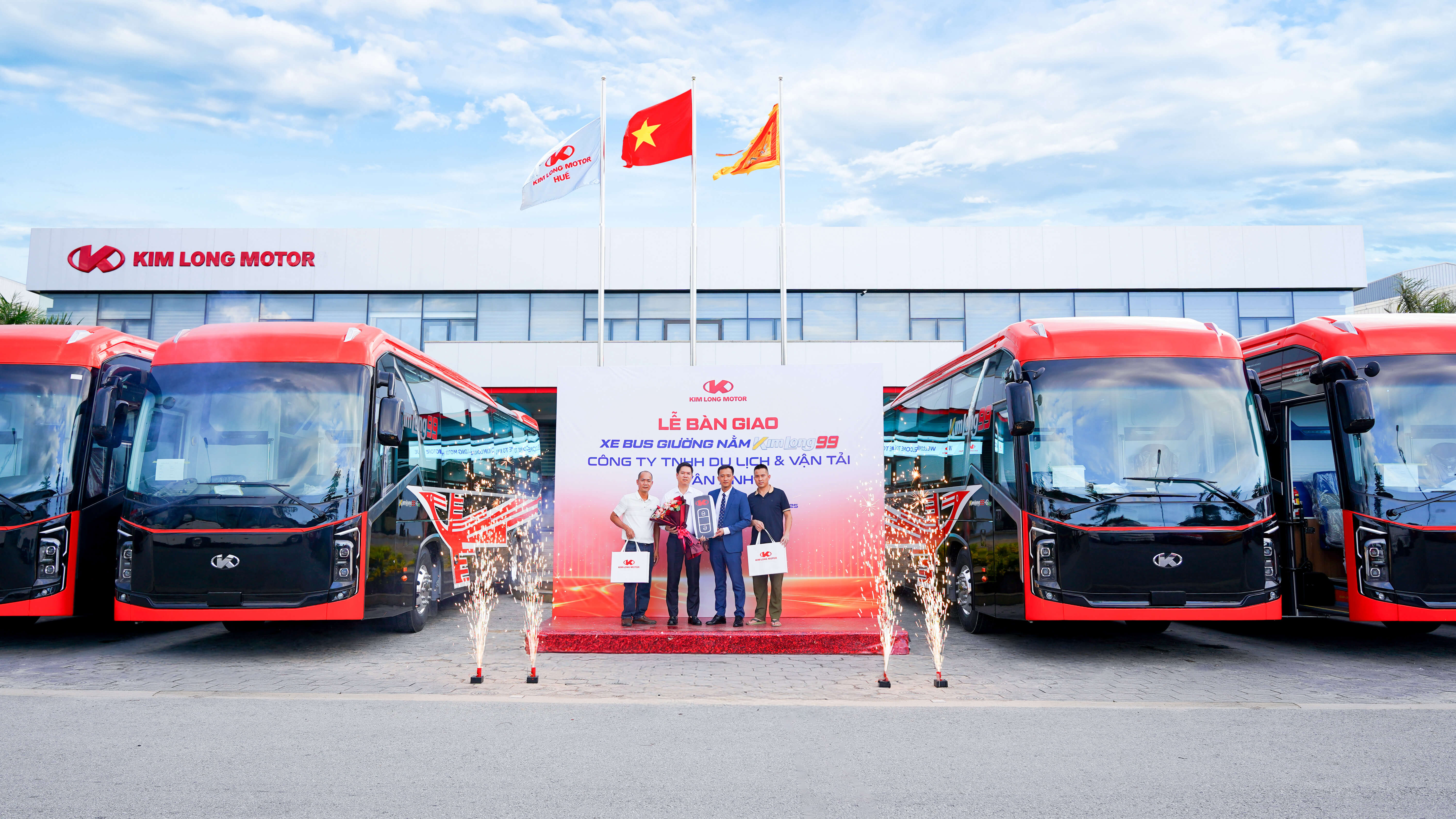 KIM LONG MOTOR KHẨN TRƯƠNG HOÀN THIỆN HỢP ĐỒNG LÔ 200 XE BUS GIƯỜNG NẰM KIMLONG 99 VÀ 50 MINIBUS KIMLONG X9 CHO DOANH NGHIỆP VẬN TẢI VÂN ANH