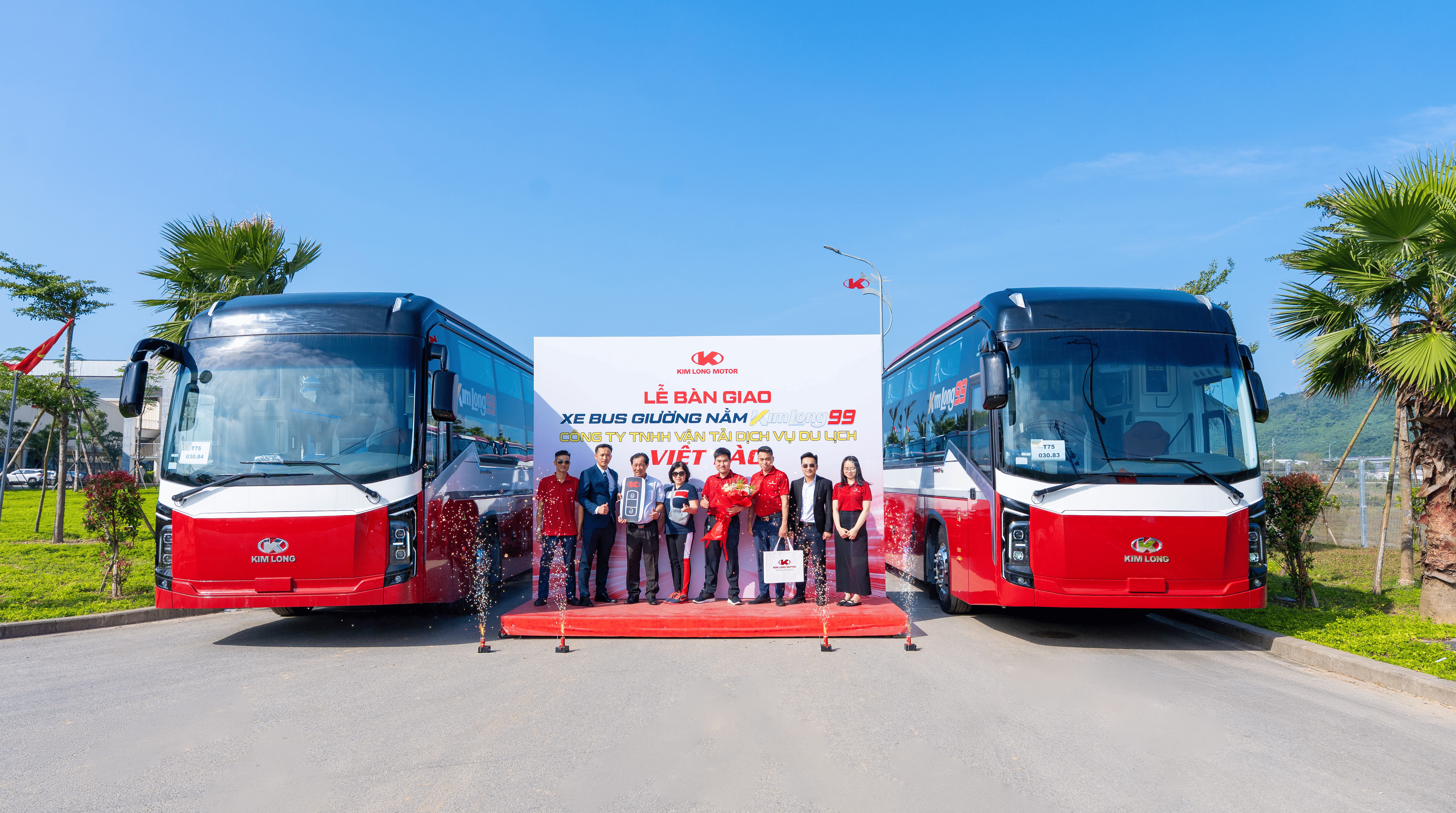 DẤU ẤN CUỐI NĂM – KIM LONG MOTOR BÀN GIAO THÀNH CÔNG LÔ 15 XE BUS THƯƠNG HIỆU KIMLONG CHO DOANH NGHIỆP VIỆT LÀO PHỤC VỤ TẾT BÍNH NGỌ 2026