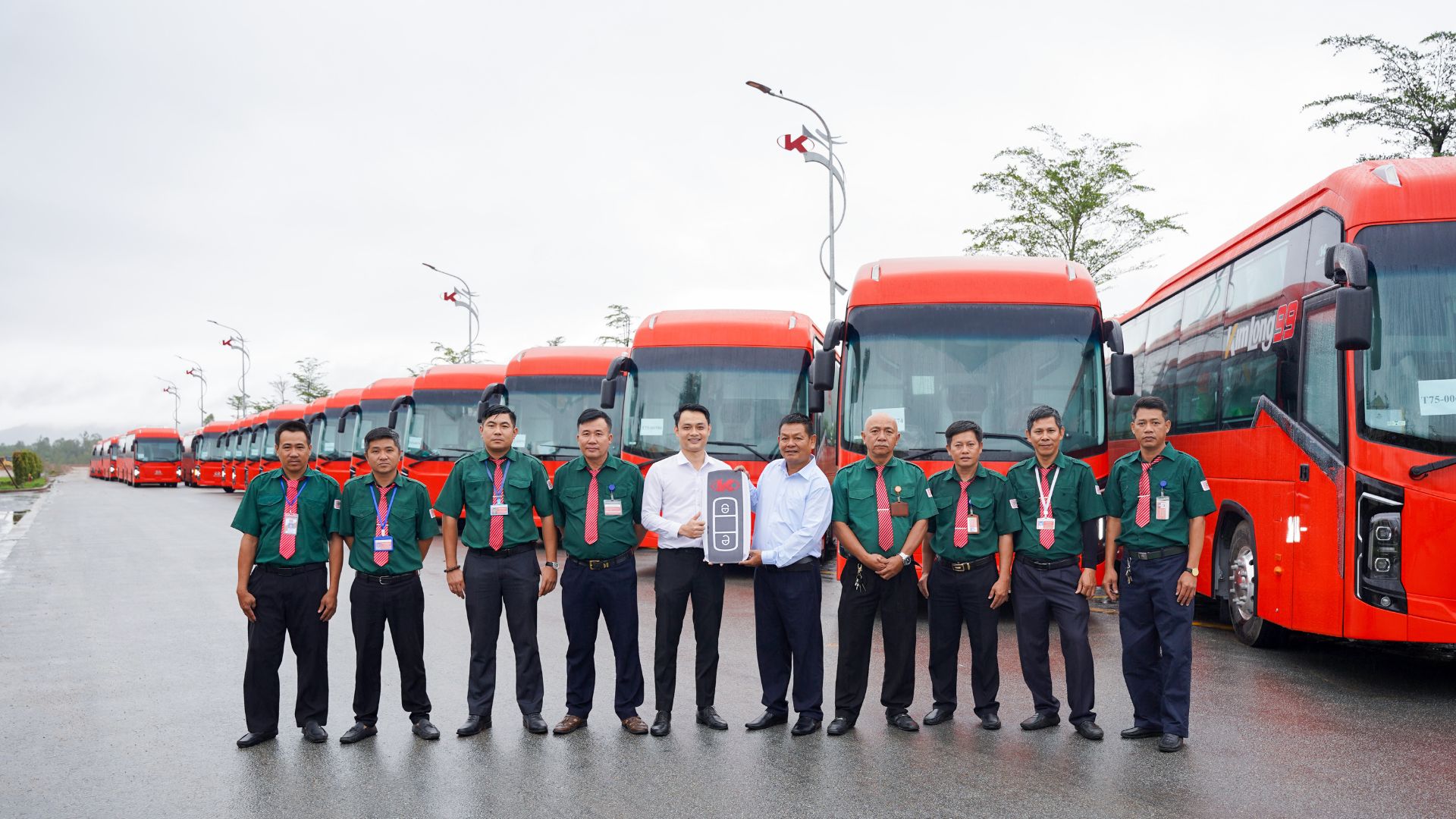 KIM LONG MOTOR ĐẨY NHANH TỐC ĐỘ BÀN GIAO XE BUS KIMLONG 99 ĐÁP ỨNG NHU CẦU DI CHUYỂN CAO ĐIỂM CUỐI NĂM