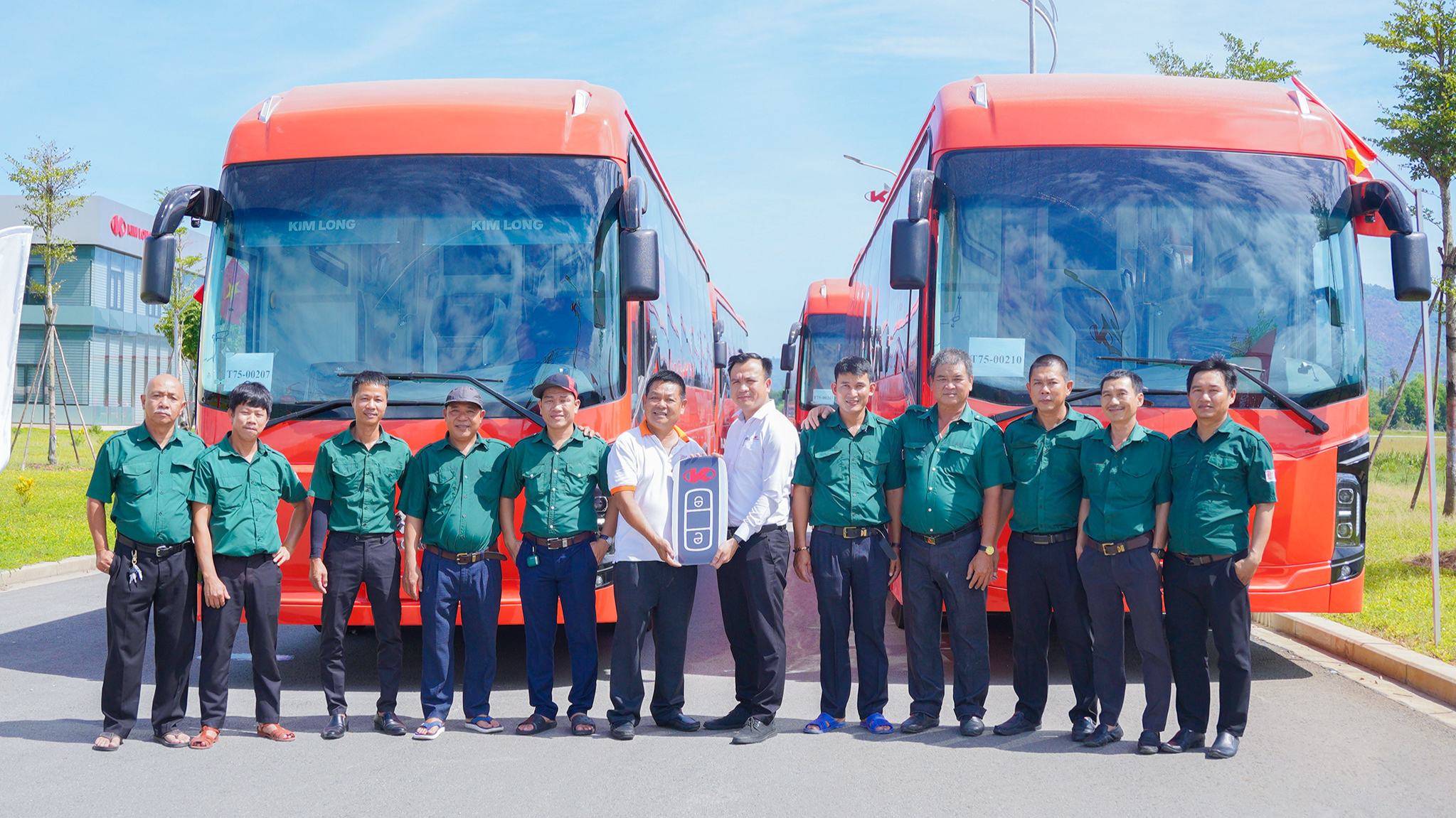 BÀN GIAO LÔ XE BUS GIƯỜNG NẰM KIMLONG 99 CHO CÁC ĐỐI TÁC LỚN TRONG NĂM 2024