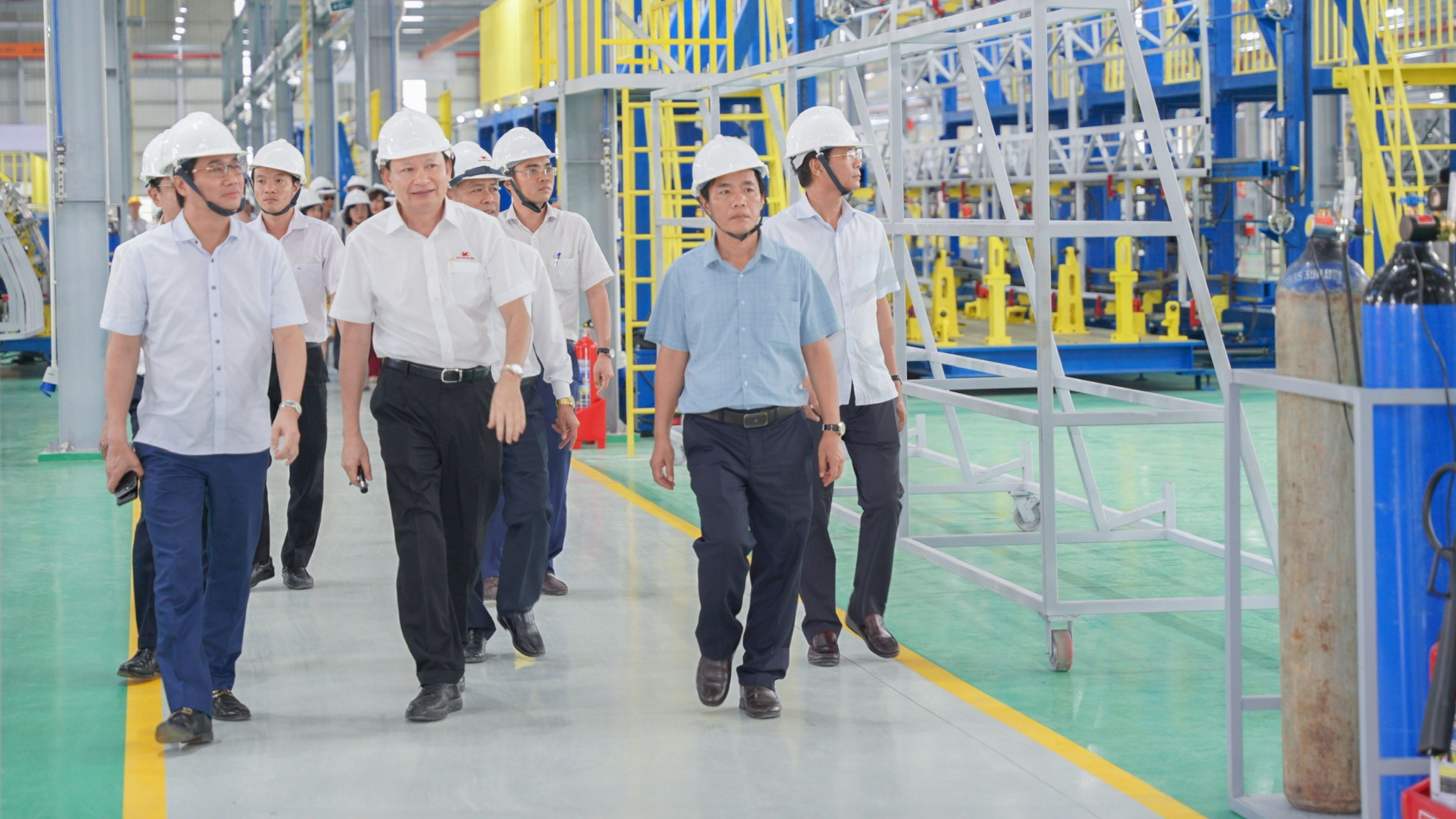 DEPUTY MINISTER OF CONSTRUCTION NGUYEN TUONG VAN VISITS KIM LONG MOTORS AUTOMOBILE, PARTS & COMPONENTS PRODUCTION COMPLEX