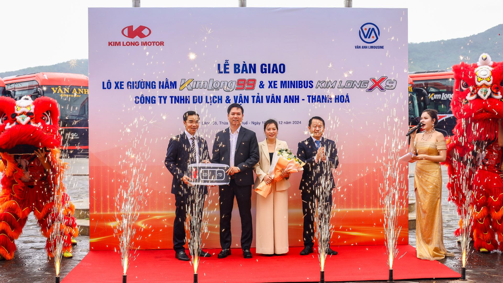 KIM LONG MOTOR CHÍNH THỨC BÀN GIAO LÔ 50 XE BUS KIMLONG 99 VÀ MINIBUS KIMLONG X9 CHO DOANH NGHIỆP VÂN ANH