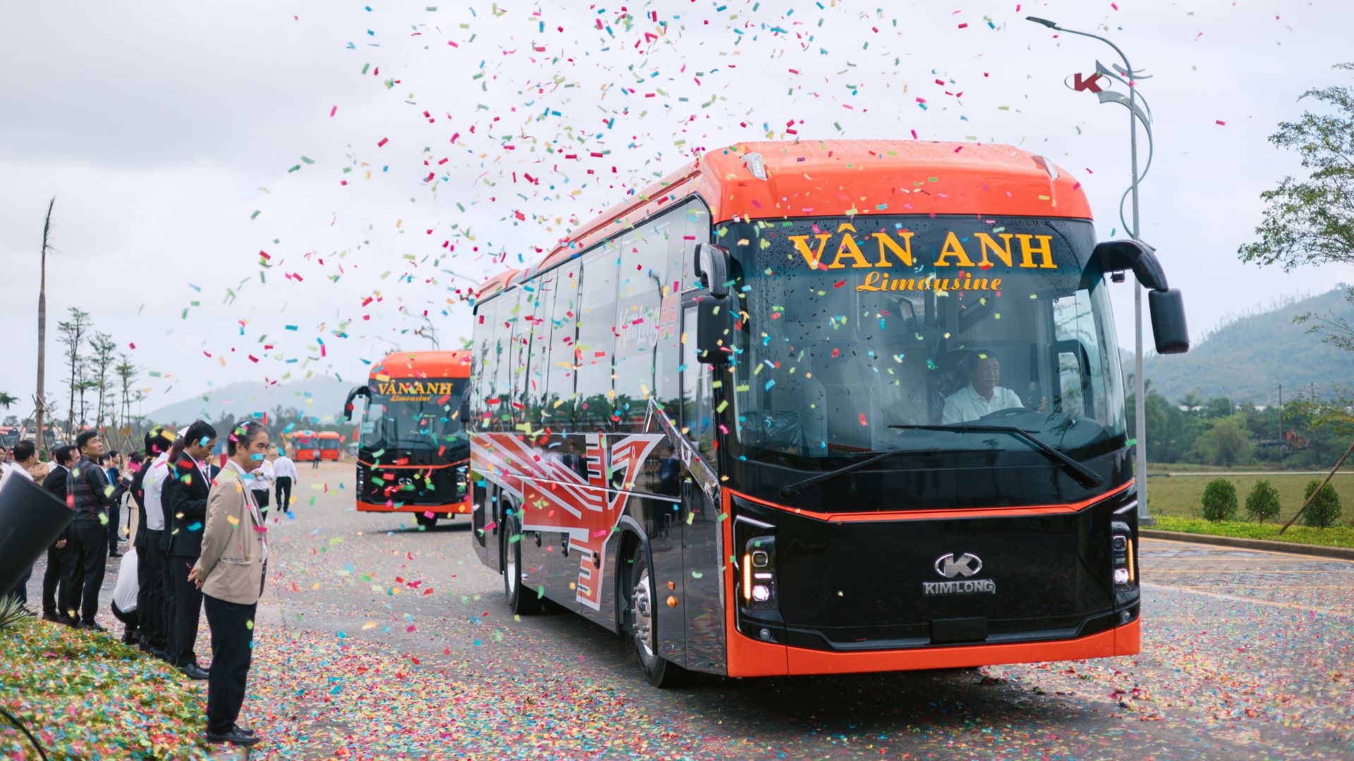 KIMLONG 99 và KIMLONG X9 nổi bật với hai sắc cam đen của thương hiệu Vân Anh Limousine