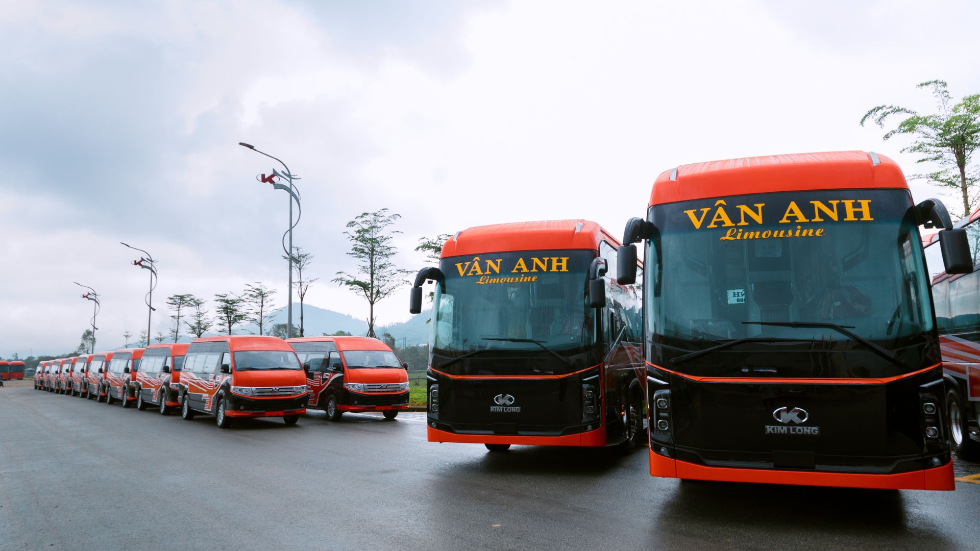 KIMLONG 99 và KIMLONG X9 nổi bật với hai sắc cam đen của thương hiệu Vân Anh Limousine