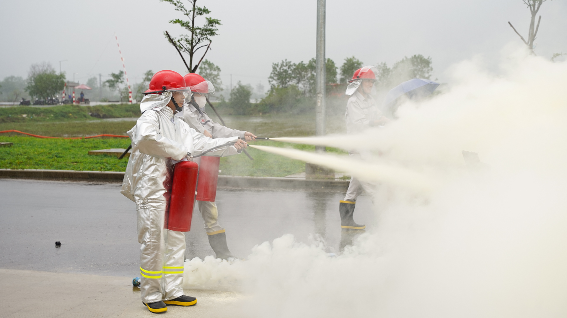 PROMOTING KNOWLEDGE AND SUPPLEMENTING FIRE SAFETY AND RESCUE SKILLS FOR STAFF OF KIM LONG MOTOR HUE