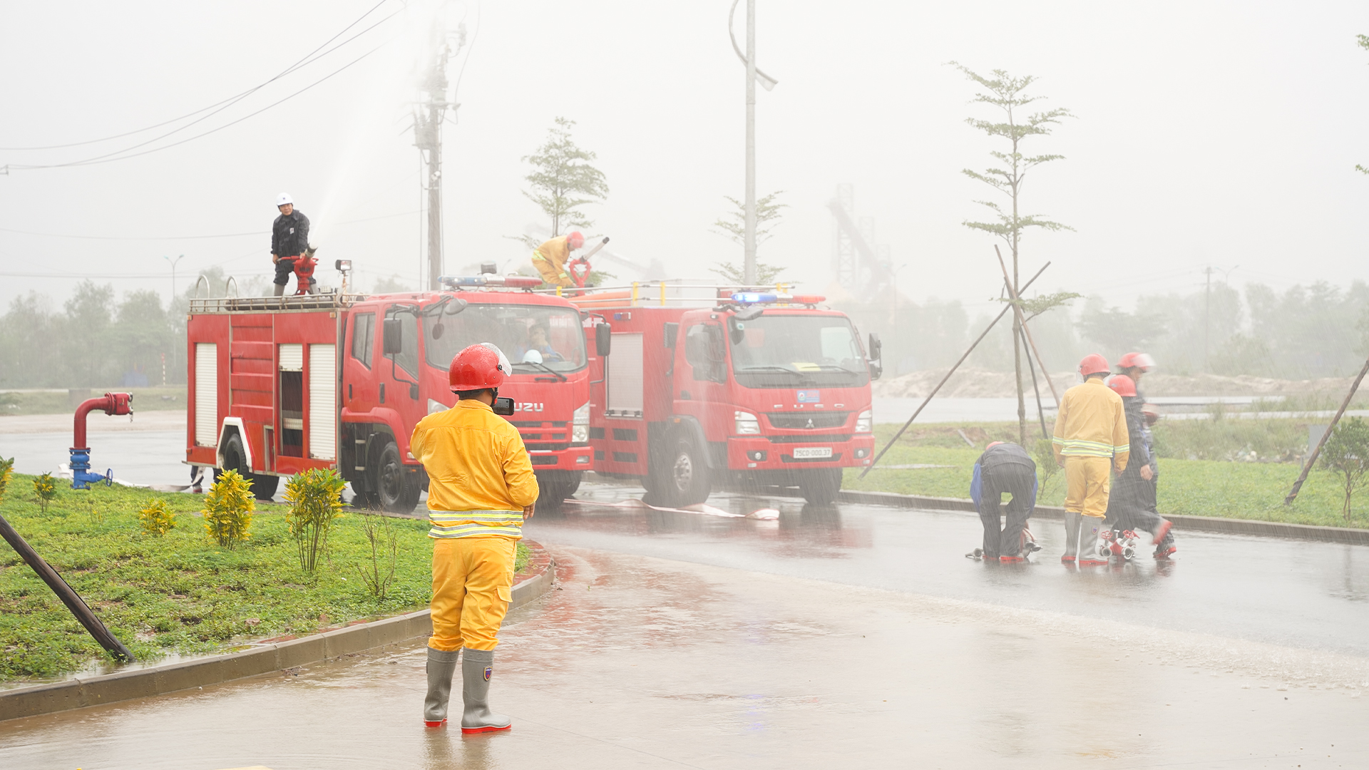 Xe chữa cháy được huy động phối hợp tham gia tình huống giả định 