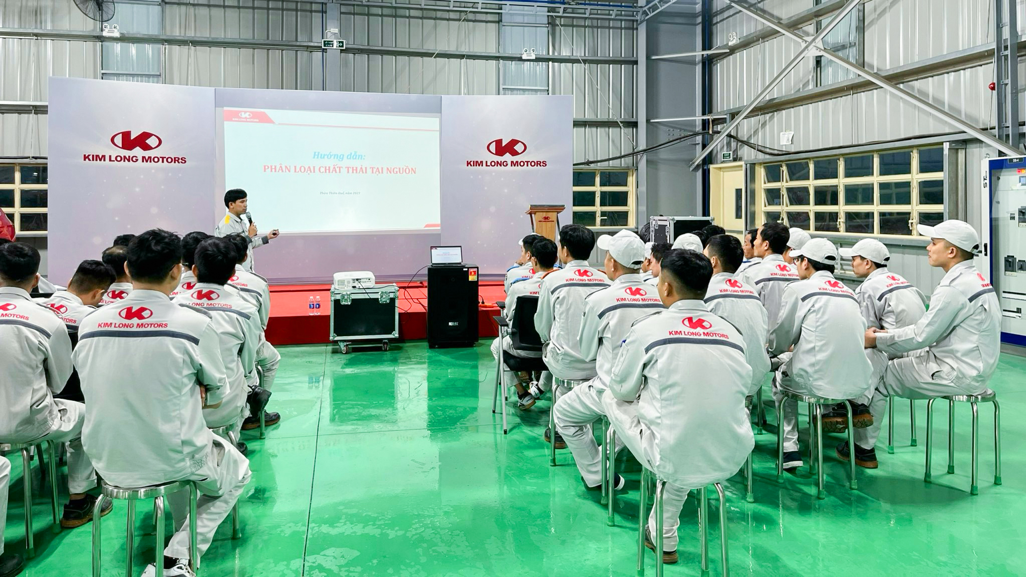 PRODUCTION EMPLOYEES PARTICIPATE IN TRAINING ON "WASTE SORTING AT THE SOURCE"