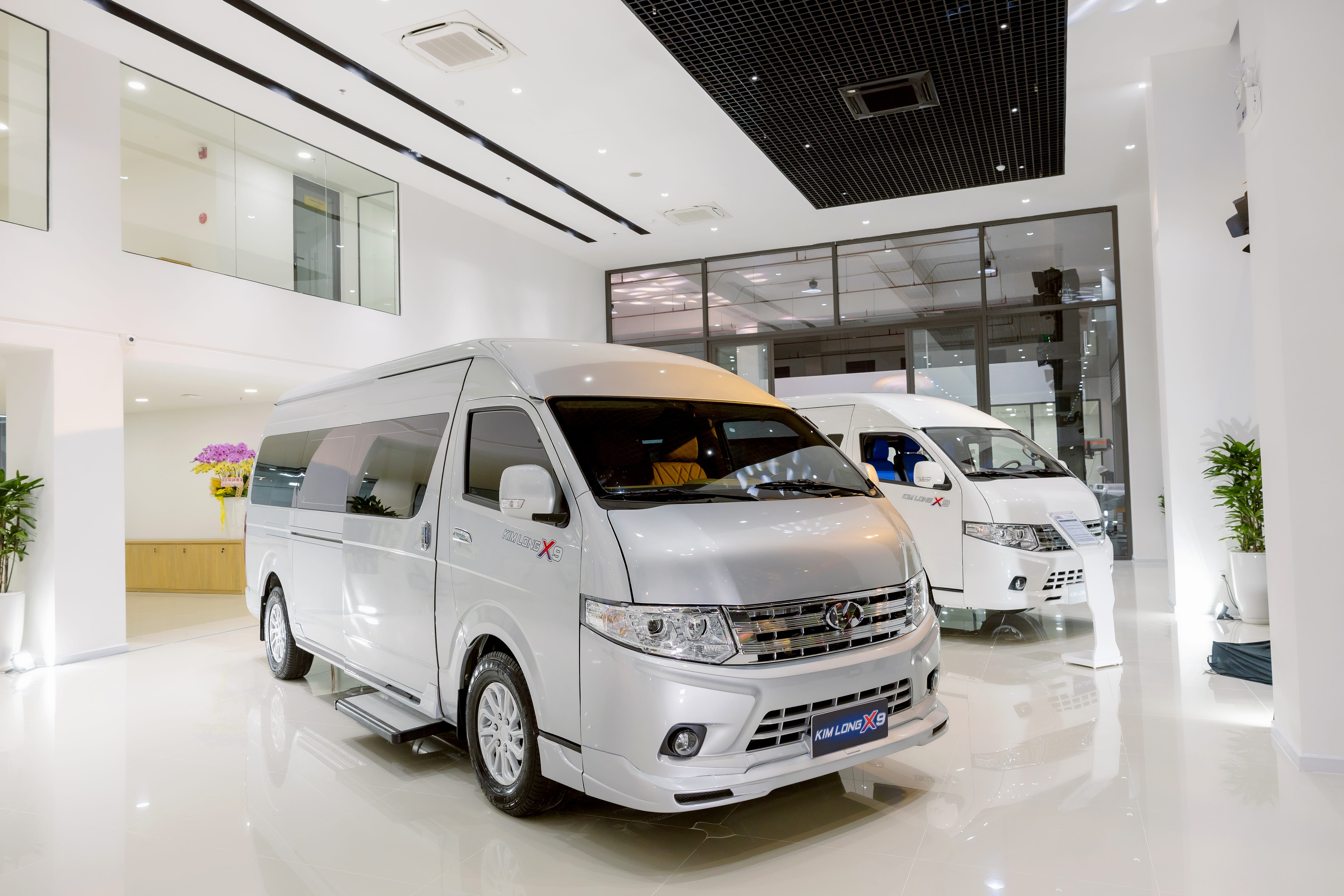 Các phiên bản minibus KIMLONG X9 trưng bày showroom