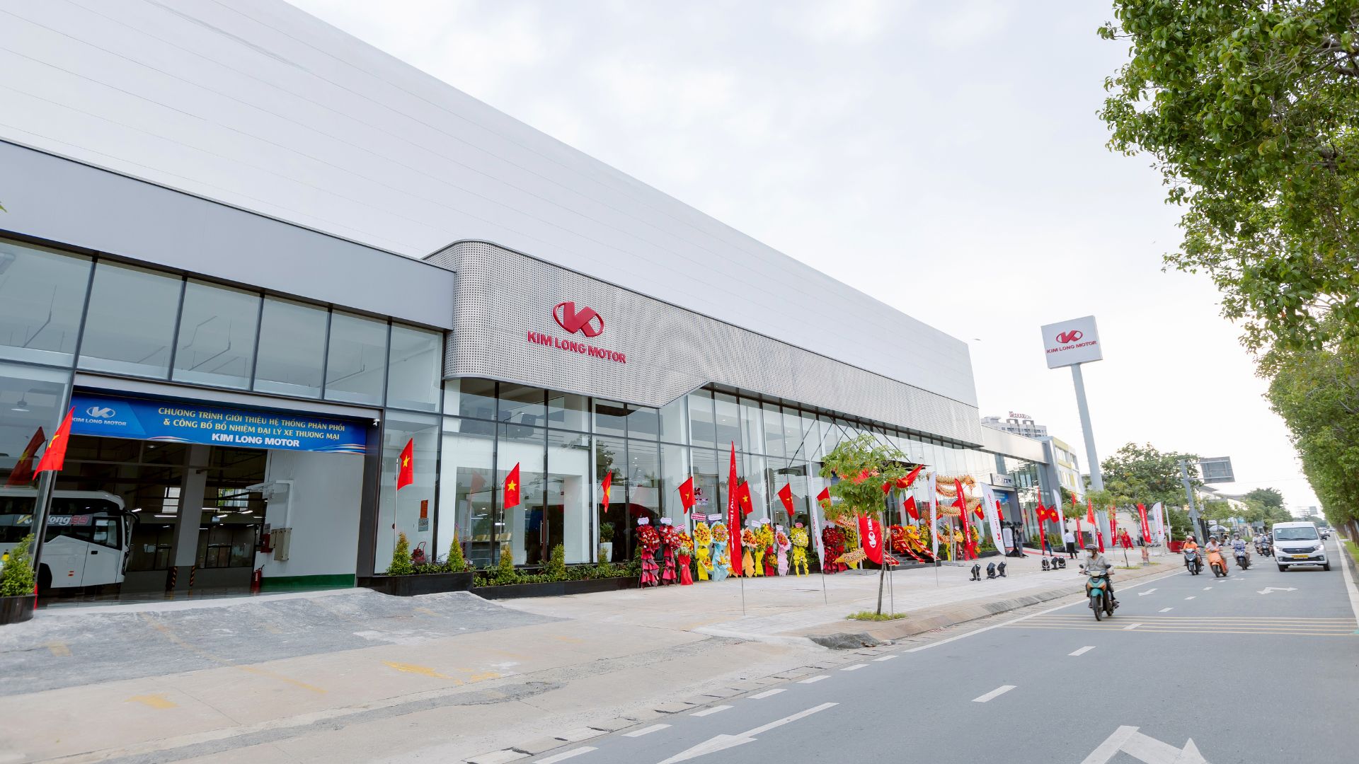 KHÁM PHÁ KHÔNG GIAN SHOWROOM XE THƯƠNG MẠI  KIM LONG MOTOR ĐẦU TIÊN TẠI TP.HCM