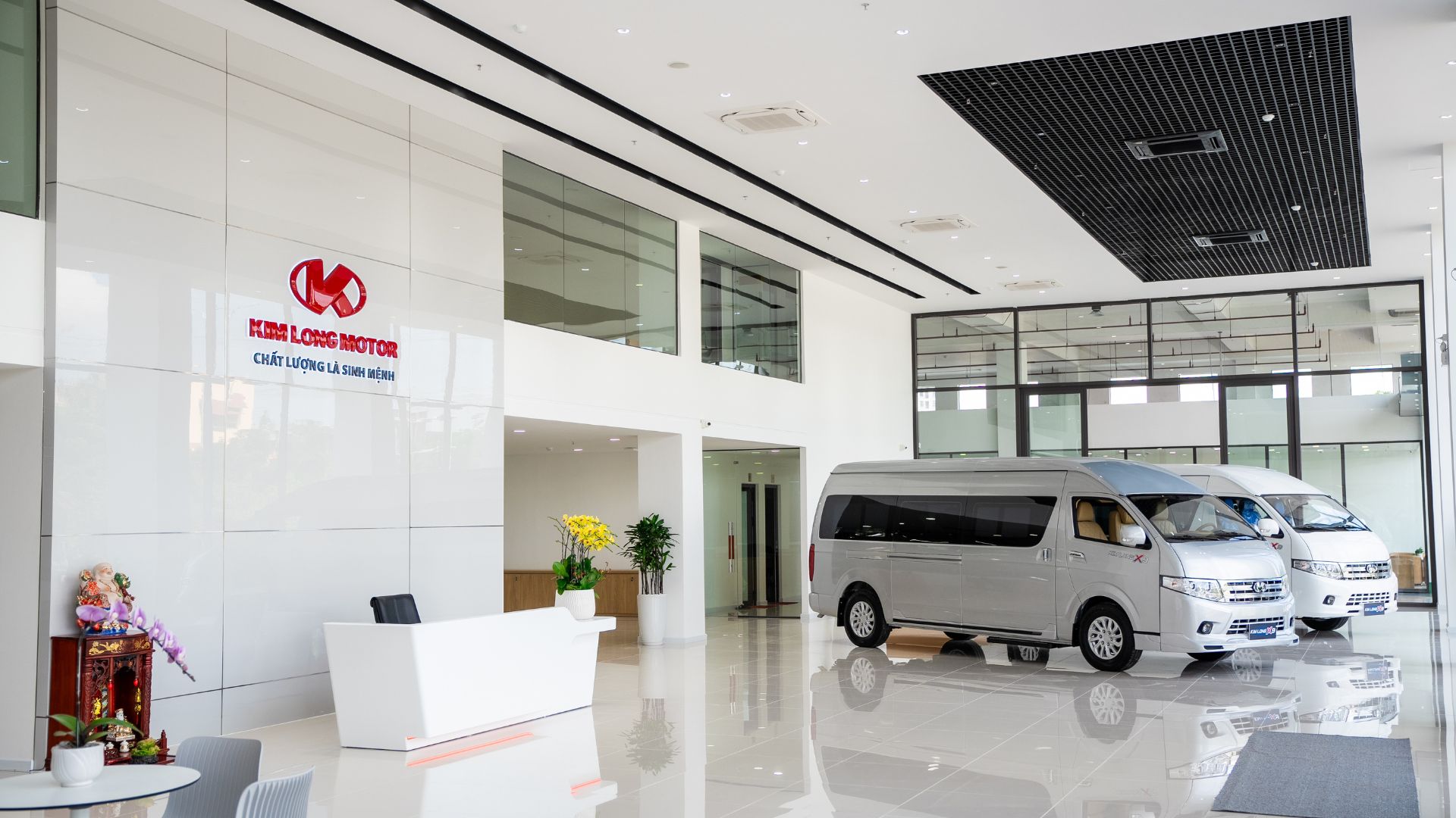 Các mẫu xe bus KIMLONG 99 và minibus KIMLONG X9 hiện đang được trưng bày tại showroom