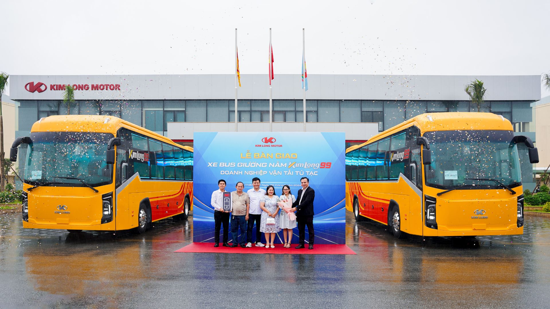 BÀN GIAO XE BUS GIƯỜNG NẰM KIMLONG 99 CHO DOANH NGHIỆP VẬN TẢI TÚ TẠC