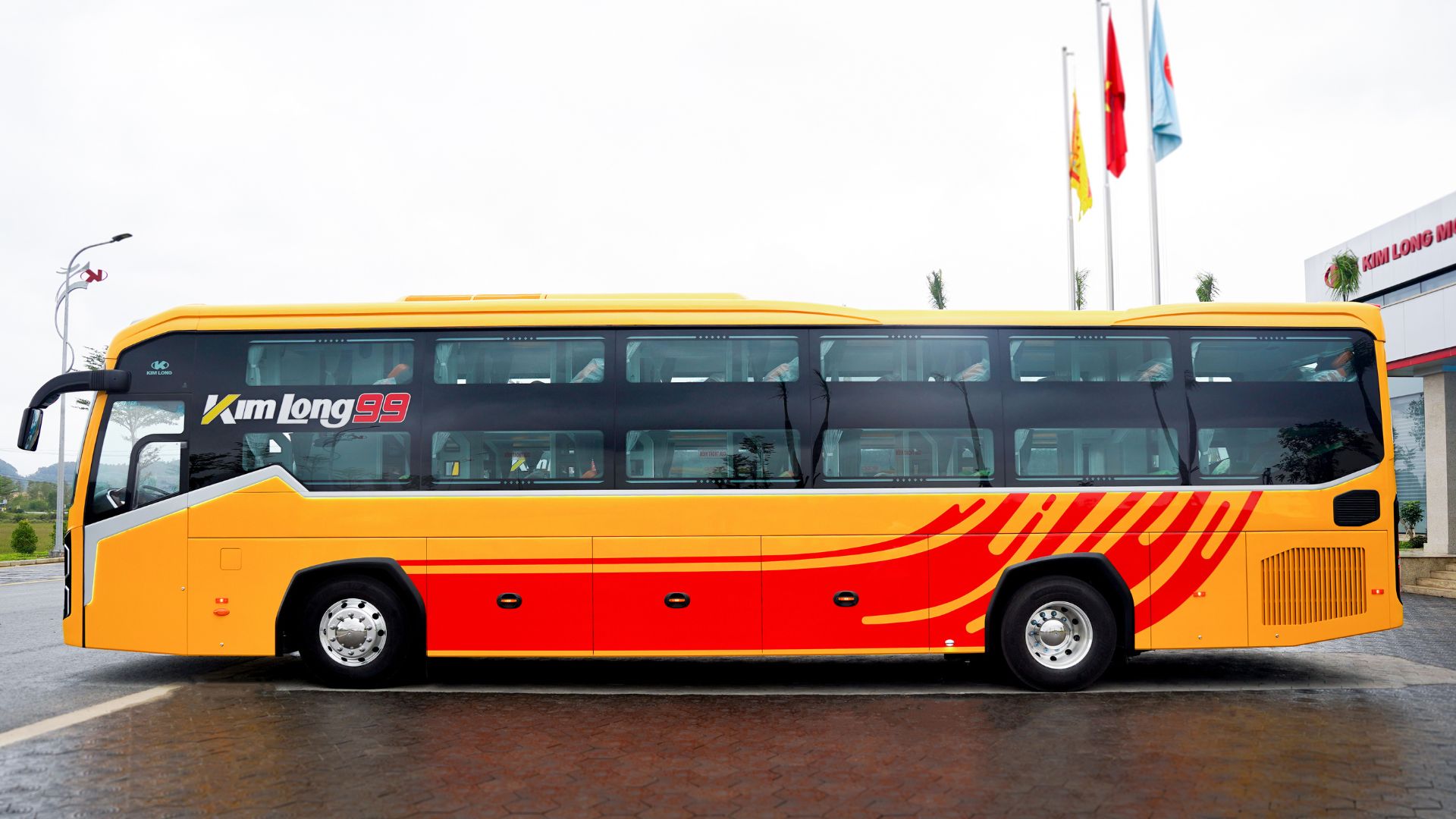 Ngoại thất lô xe bus giường nằm KIMLONG 99 vừa được KIM LONG MOTOR bàn giao cho doanh nghiệp vận tải Tú Tạc